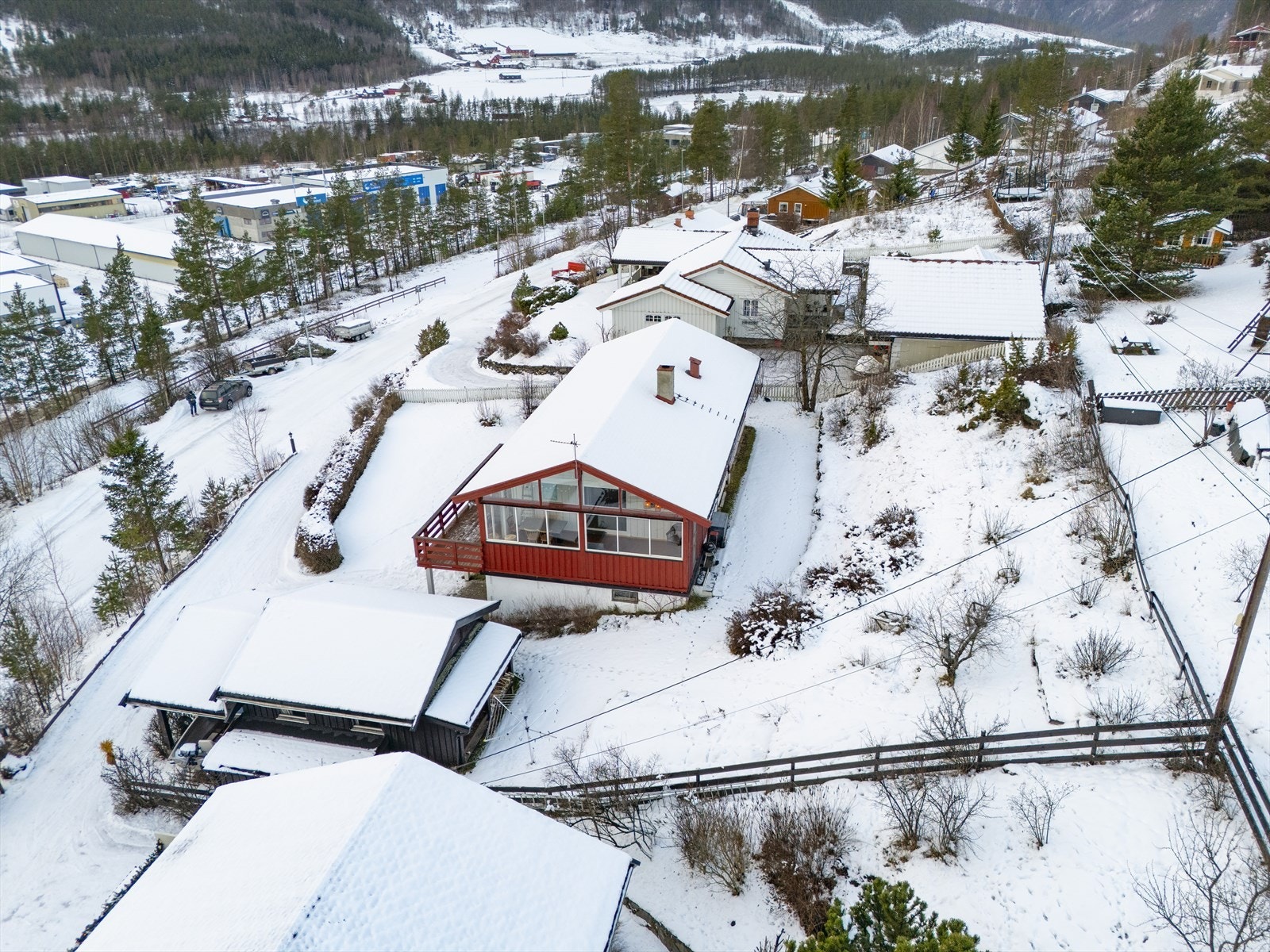 Tomten er dels gjerdet inn og er opparbeidet med grøntarealer, hekkeplanter og prydbusker. Galleribilde