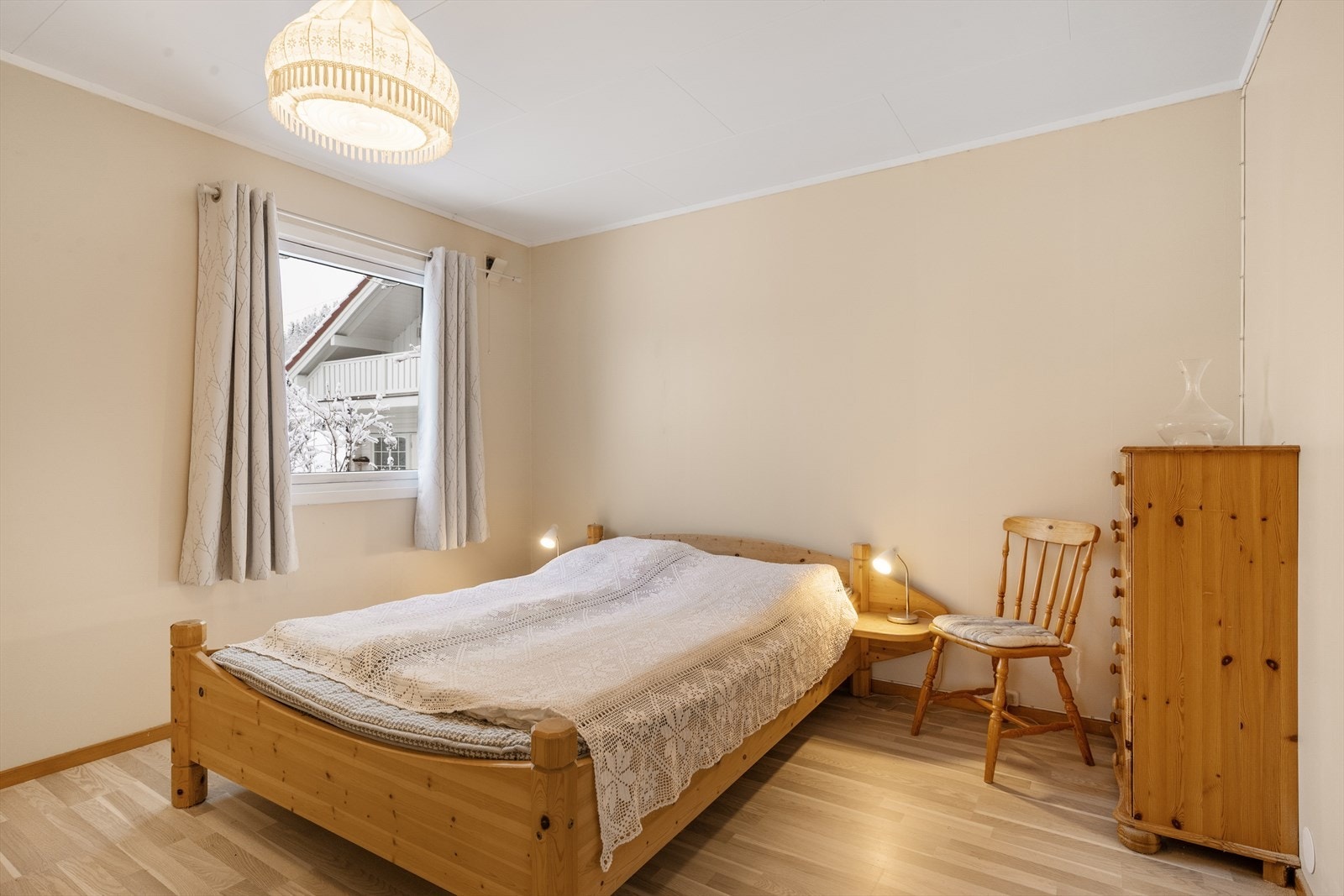 Hovedsoverom - hovedetasjen inneholder to av boligens totalt tre soverom. Galleribilde