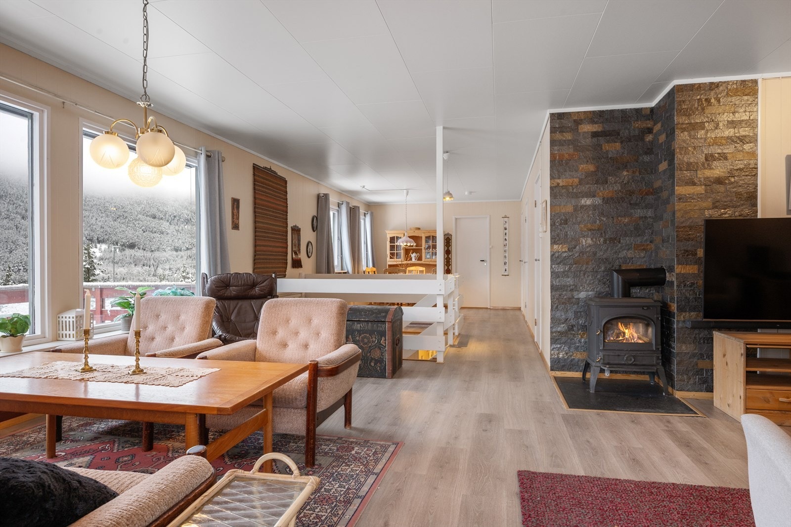 Den åpne løsningen mellom stue og spisestue skaper et sosialt og luftig allrom. Galleribilde