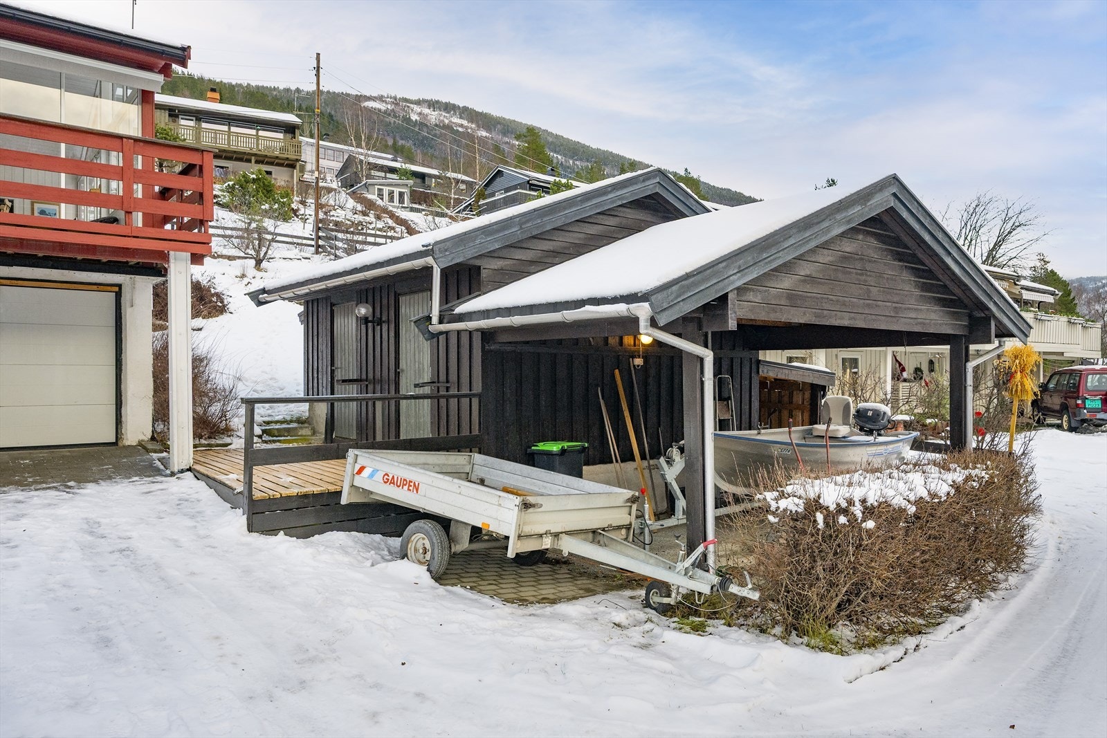 I tillegg består eiendommen av et uthus og carport på til sammen 21 m² - carporten er ca 12 m². Galleribilde