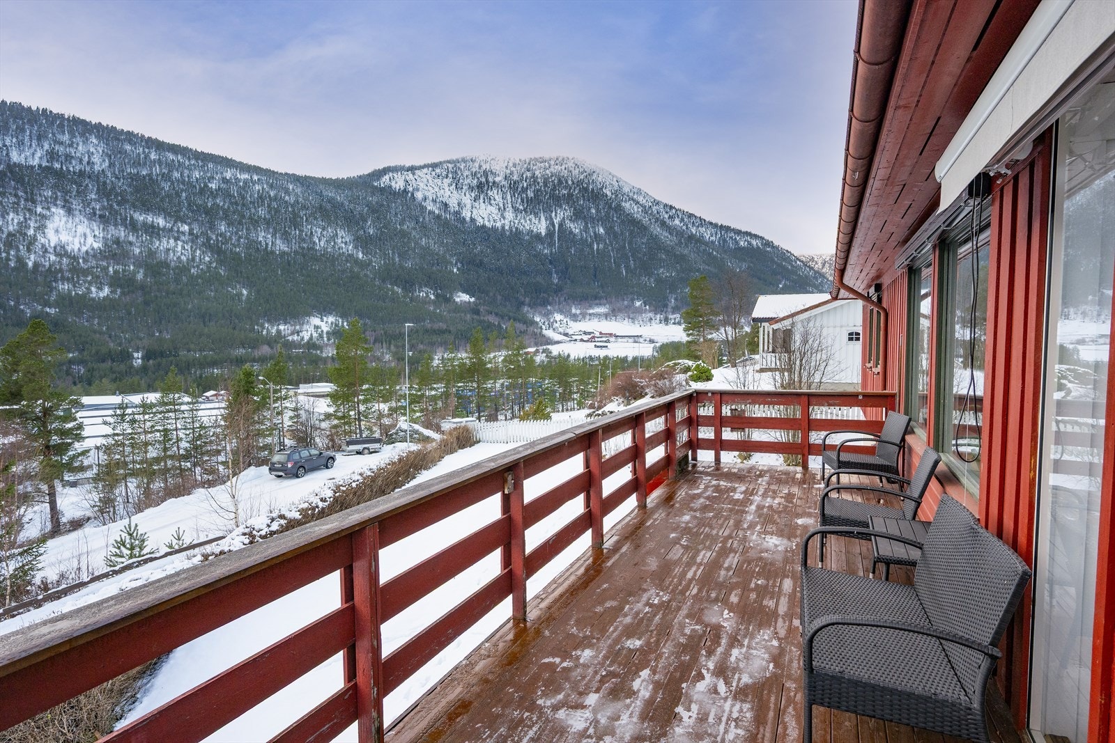 I tilknytning til utestuen er det en åpen veranda på 18 m². Galleribilde