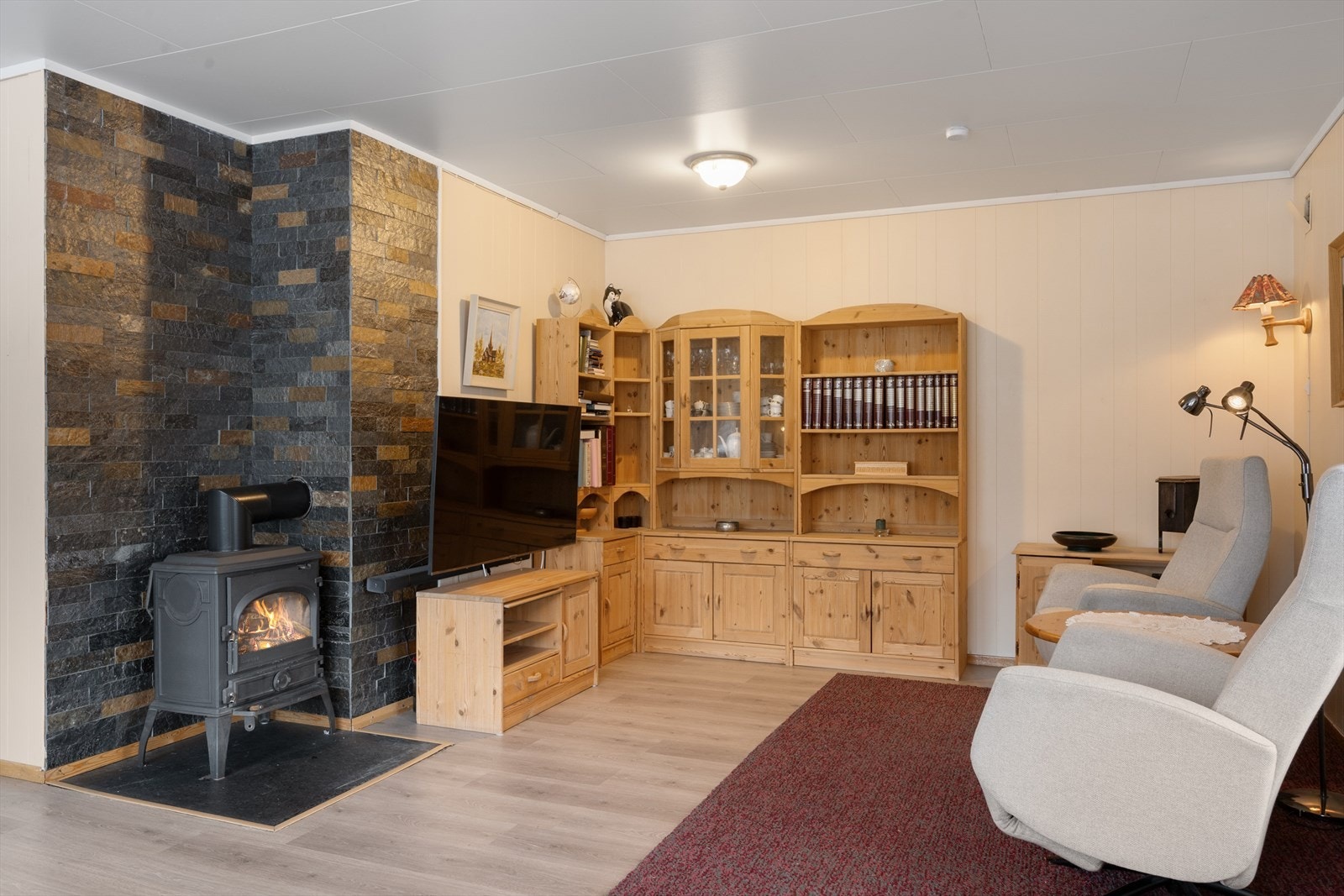 En peisovn i stuen sørger for ekstra varme og en lun atmosfære. Galleribilde