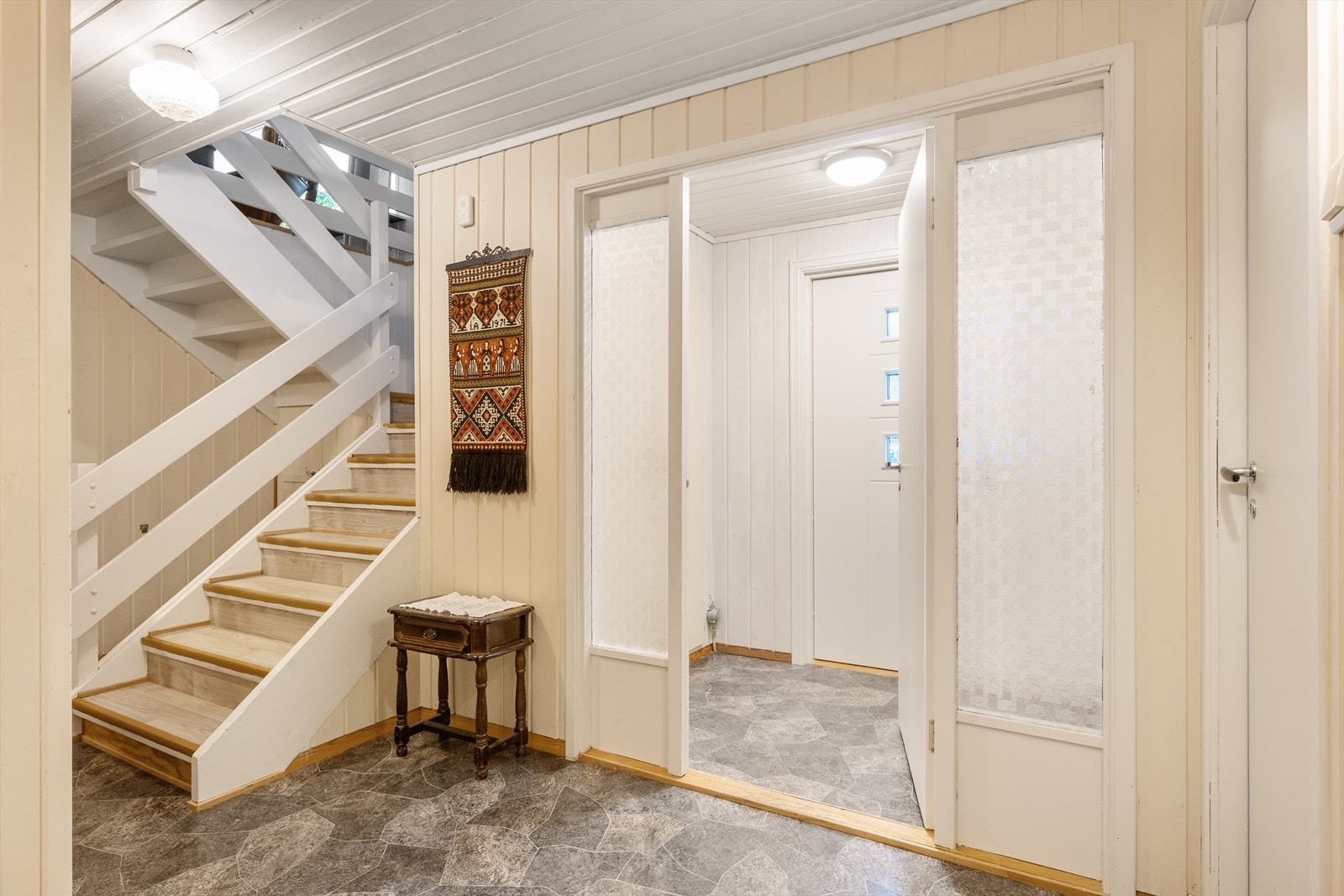 En lys entré og gang ønsker deg velkommen inn. Galleribilde