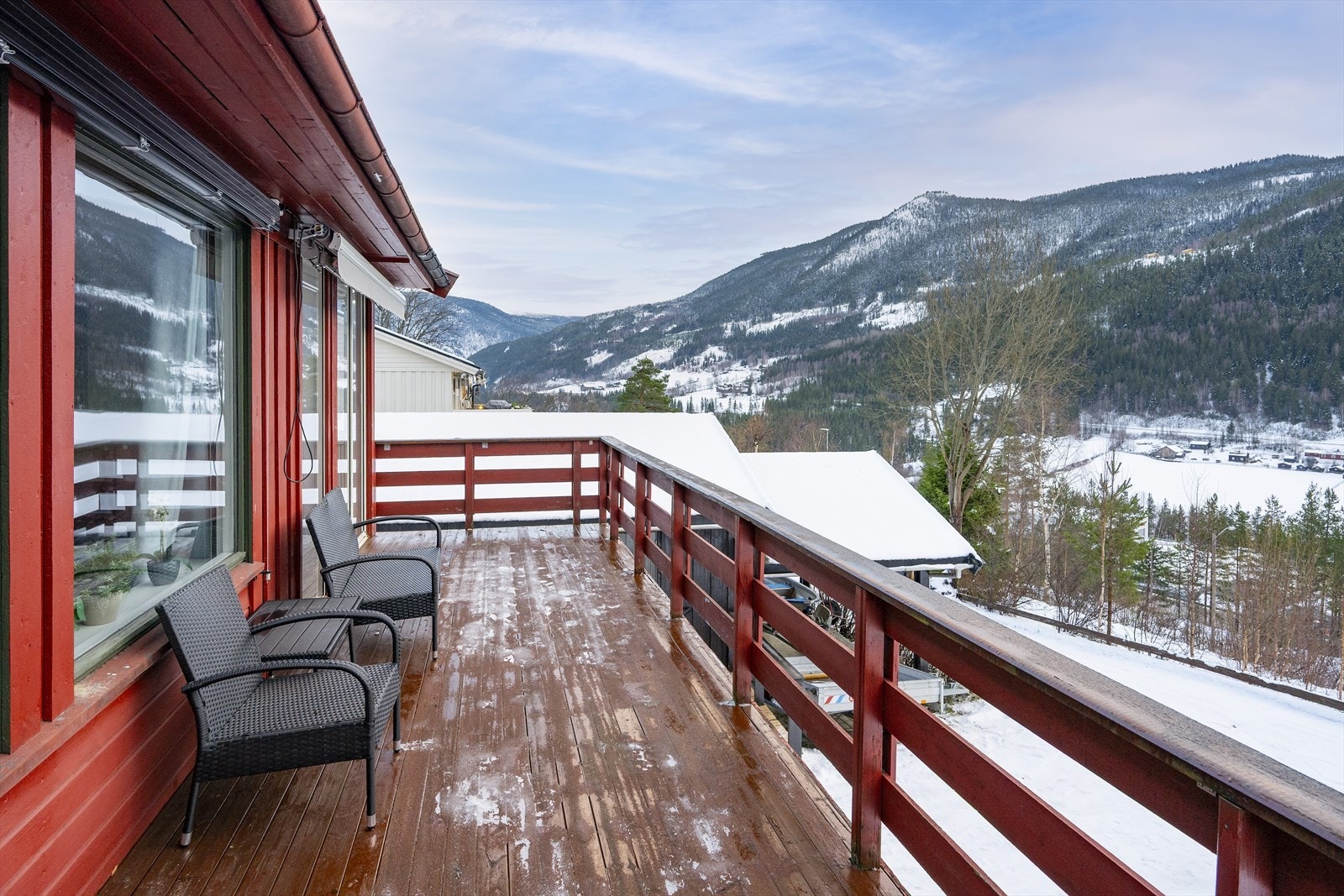 Verandaen har god plass til utemøbler og grill mm. Galleribilde