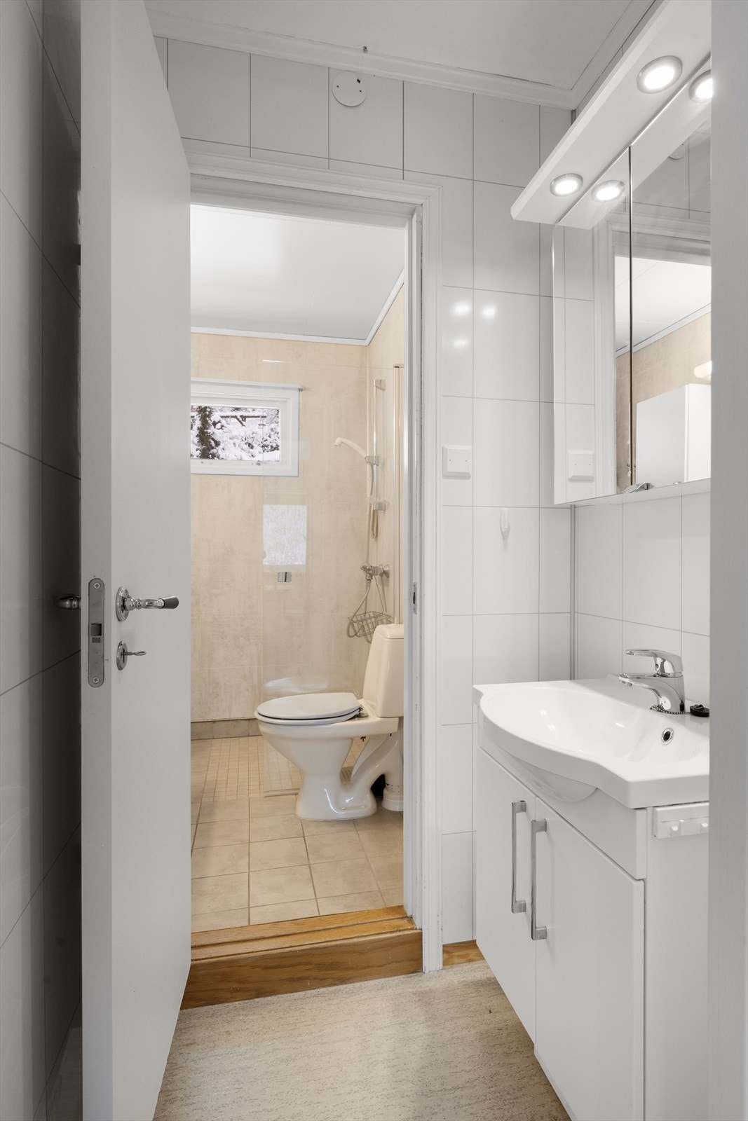 Innredning i både bad og forrom gir god oppbevaringsplass. Galleribilde