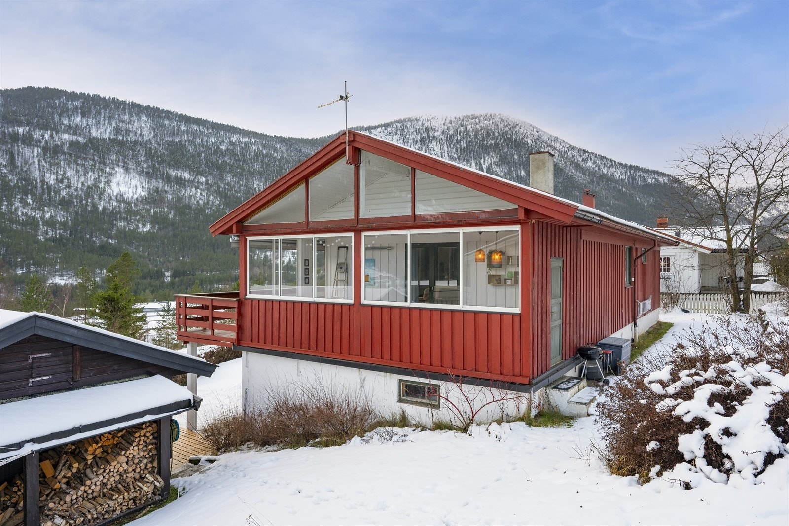 Fra den innglassede utestuen er det dør ut til hagen. Galleribilde
