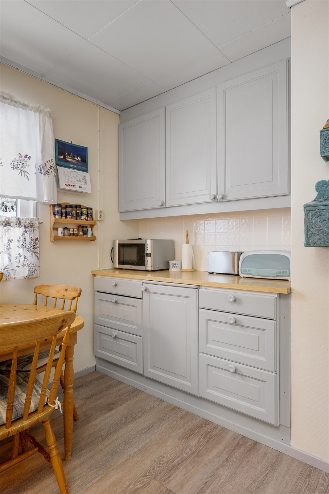 Godt med skap- og benkeplass gir praktiske arbeidsforhold. Galleribilde