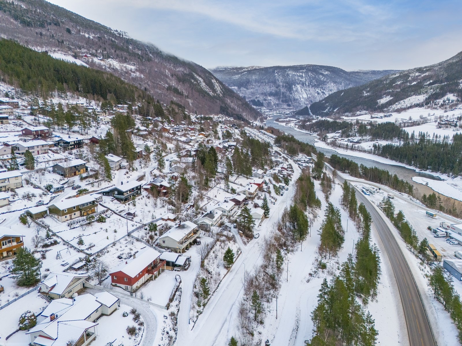 Nærmeste busstopp er Dahleflata, som ligger ca. 600 meter fra boligen. Galleribilde
