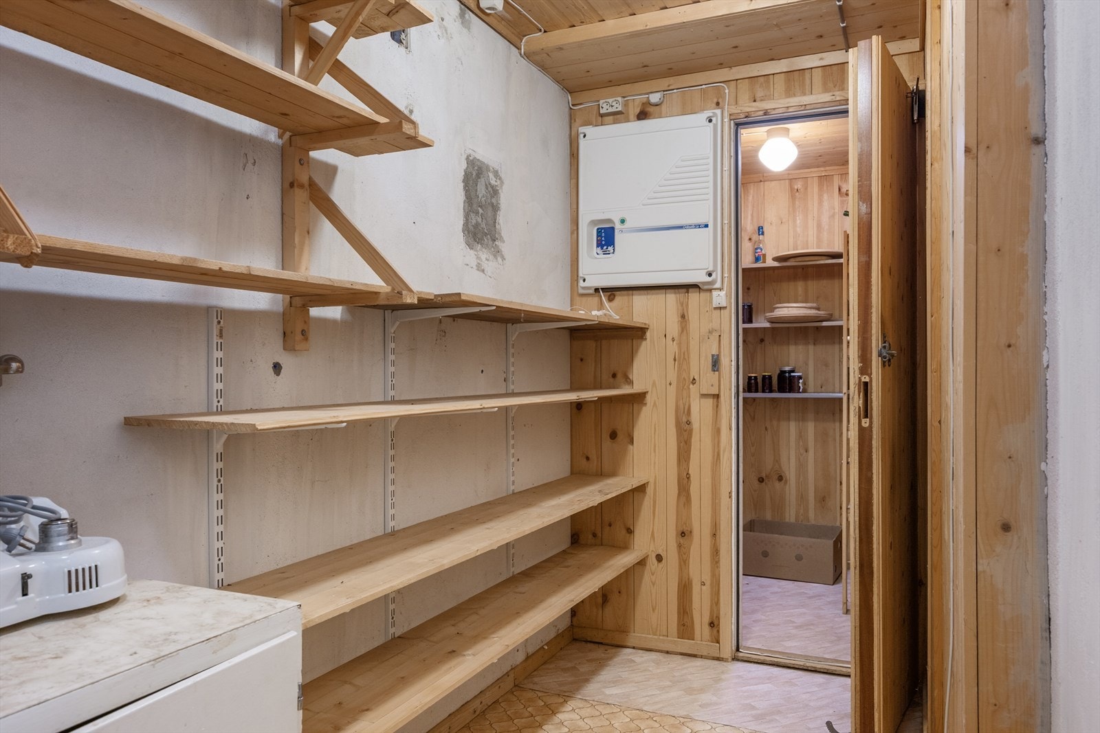 Med to boder og kjølerom byr underetasjen på rikelig med lagringsplass. Galleribilde