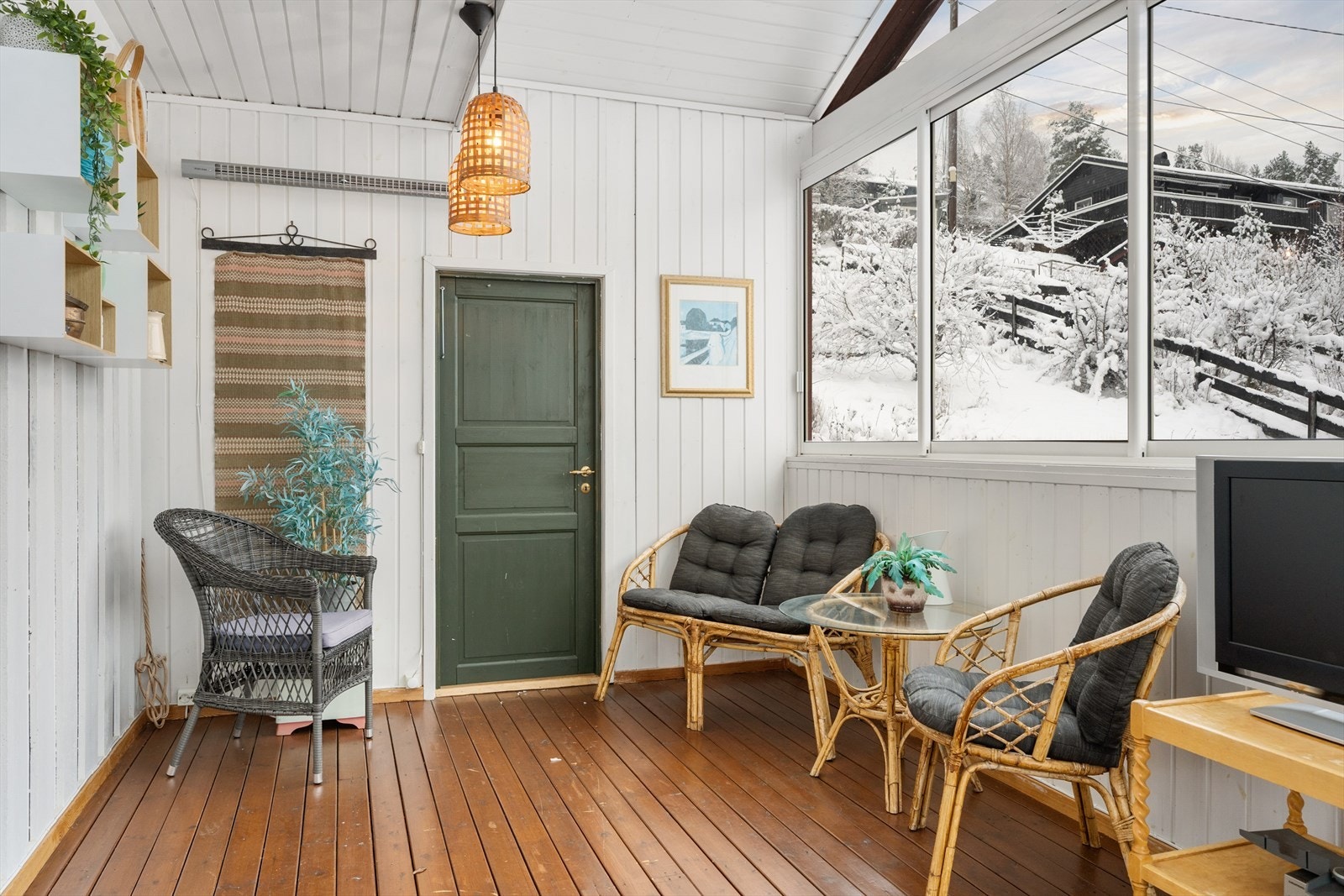 Skyvbare glassfelt gjør at uterommet kan benyttes store deler av året - døren leder ut til baksiden av huset. Galleribilde