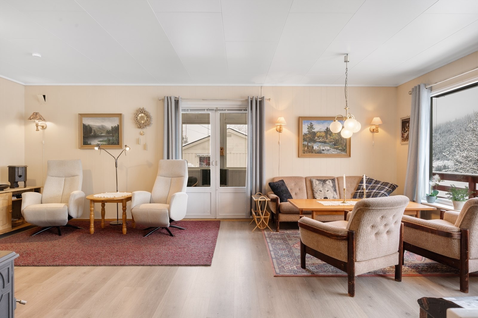 Stuen er møbleringsvennlig med god plass til både sofagruppe og lenestoler mm. Galleribilde