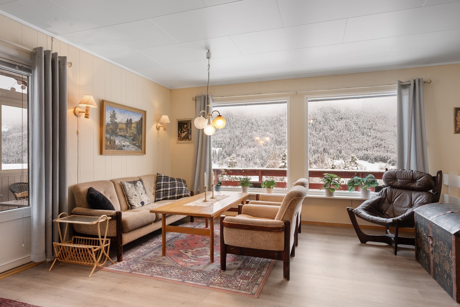 Stuen har store vindusflater som gir godt med lys og utsikt over nærområdet. Galleribilde