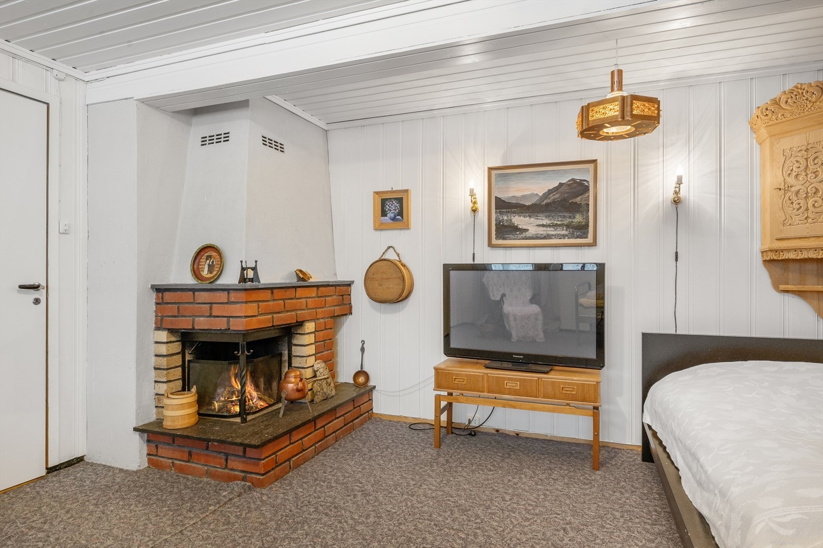 En åpen gruepeis i teglstein skaper en hyggelig og lun stemning. Galleribilde