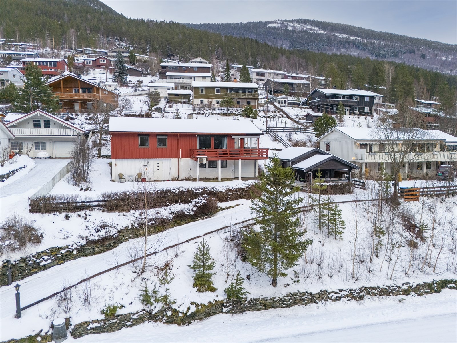 Eneboligen har attraktiv beliggenhet i et etablert og rolig boligområde på Dahle. Galleribilde