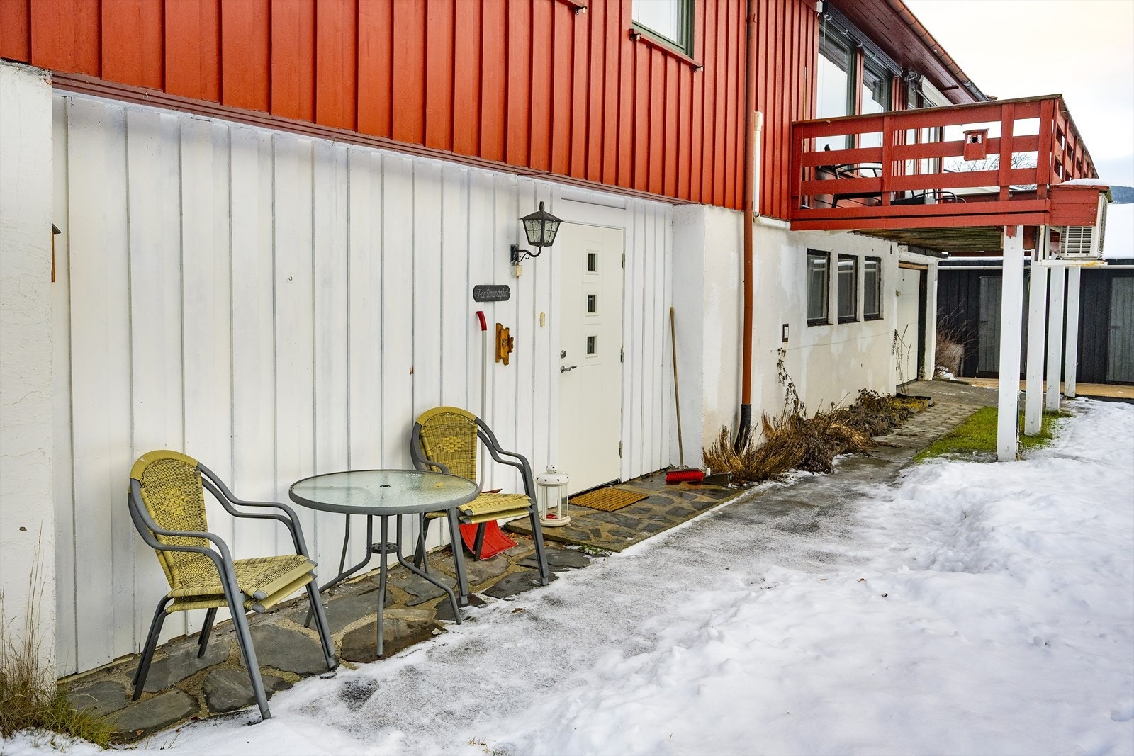 I tillegg plass til utemøbler foran huset, ved inngangen til boligen. Galleribilde