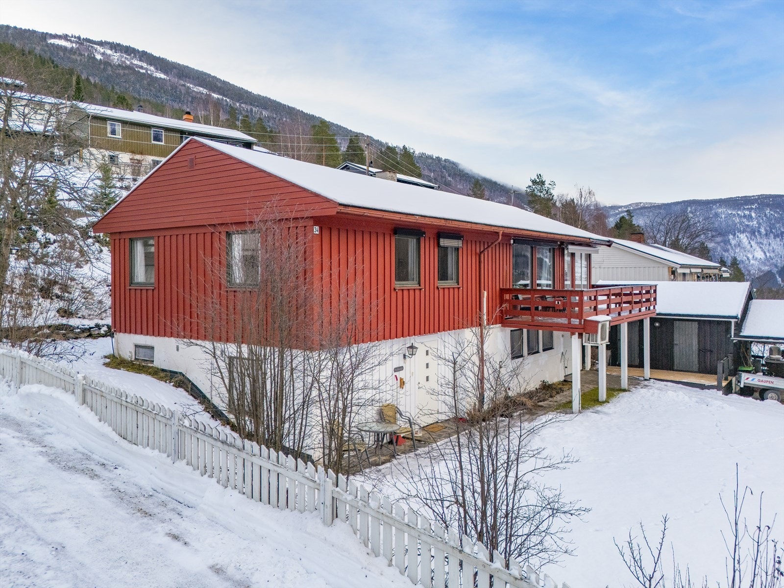 Dels flat og dels skrånende eiet tomt på ca 1095 m². Galleribilde