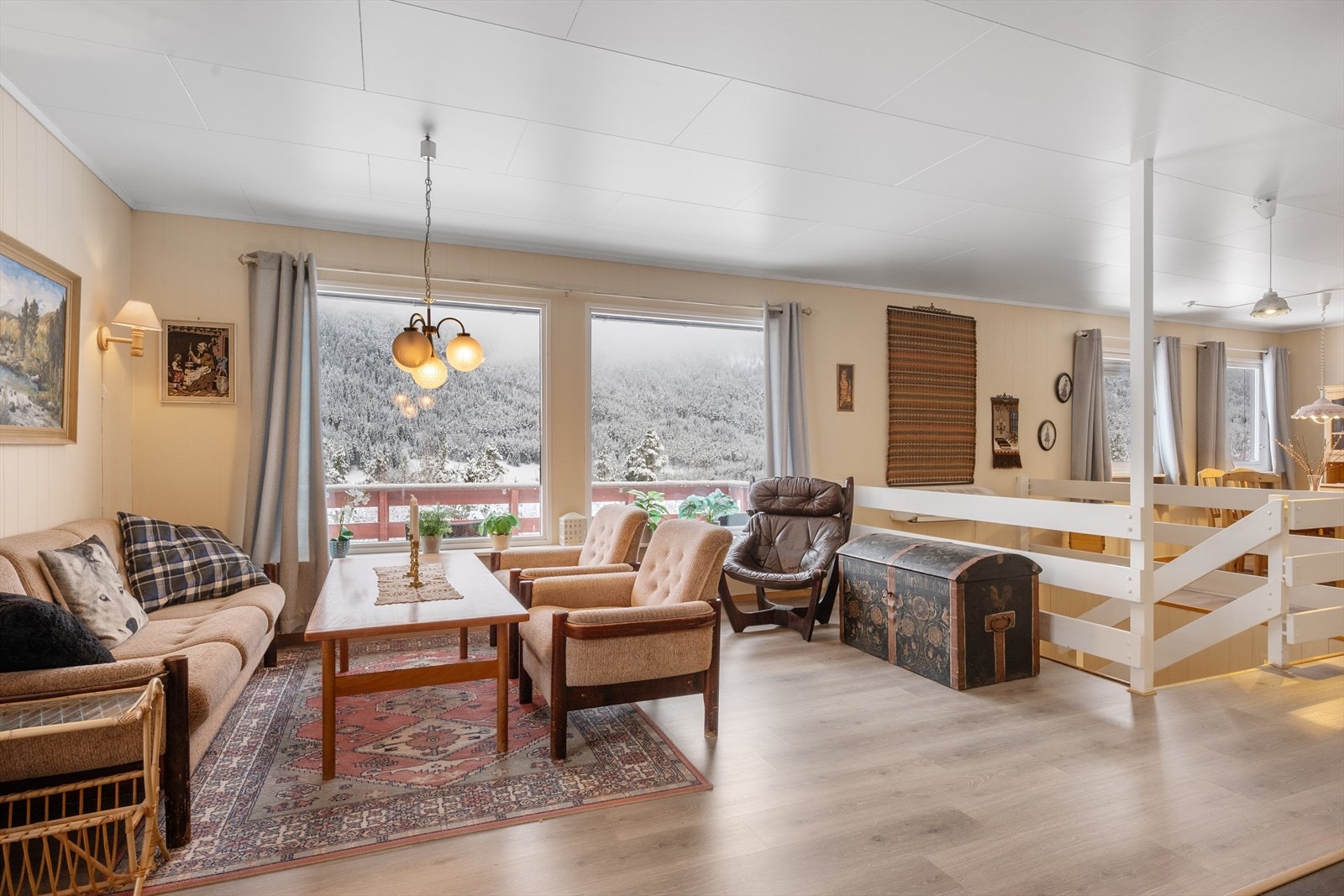 På hovedplanet ligger en romslig stue og spisestue. Galleribilde