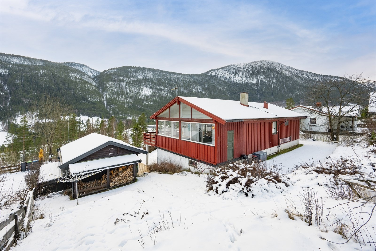 I tillegg til veranda byr uteområdet på hage med boltreplass og gode solforhold. Galleribilde