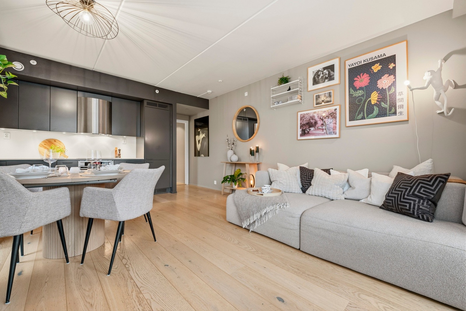 Lys og romslig stue med god plass til sofa, sofabord eller annen ønsket innredning. Galleribilde