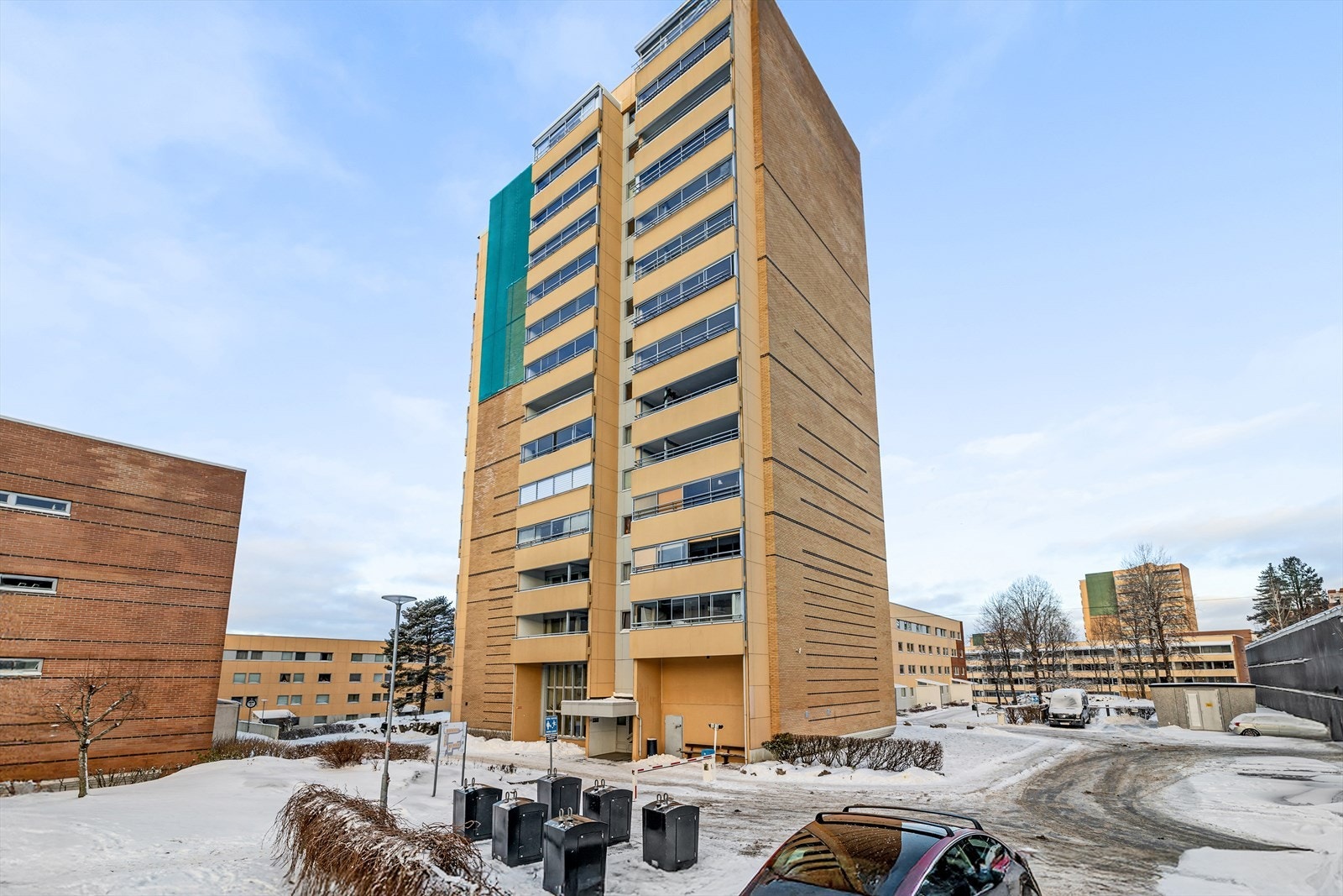 Til leiligheten medfølger garasjeplass med elbillader i felles, lukket garasjeanlegg. Det er i tillegg godt med gjesteparkeringsplasser i borettslaget Galleribilde