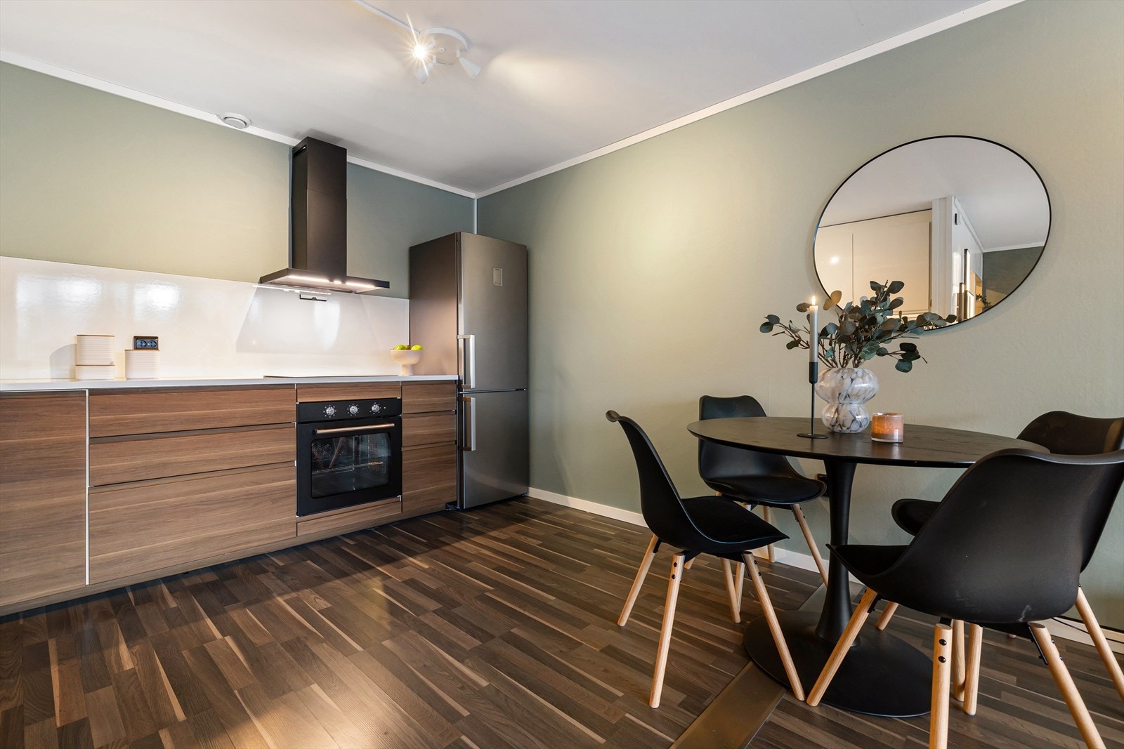 Kjøkkenet ligger i fin forlengelse av stuen, sammen utgjør de et åpent og fint allrom Galleribilde