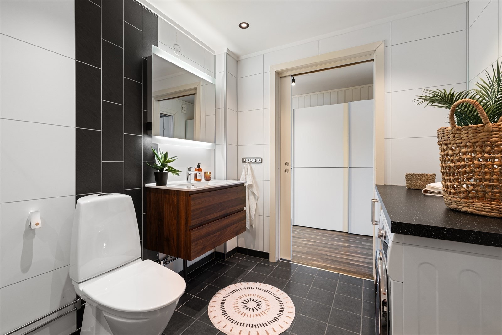 Overflateoppusset i 2015 med nye gulvfliser og våtromsplater. Oppgradert i nyere tid med bl.a. nytt badekar, servantskap med blandebatteri og speil med belysning Galleribilde