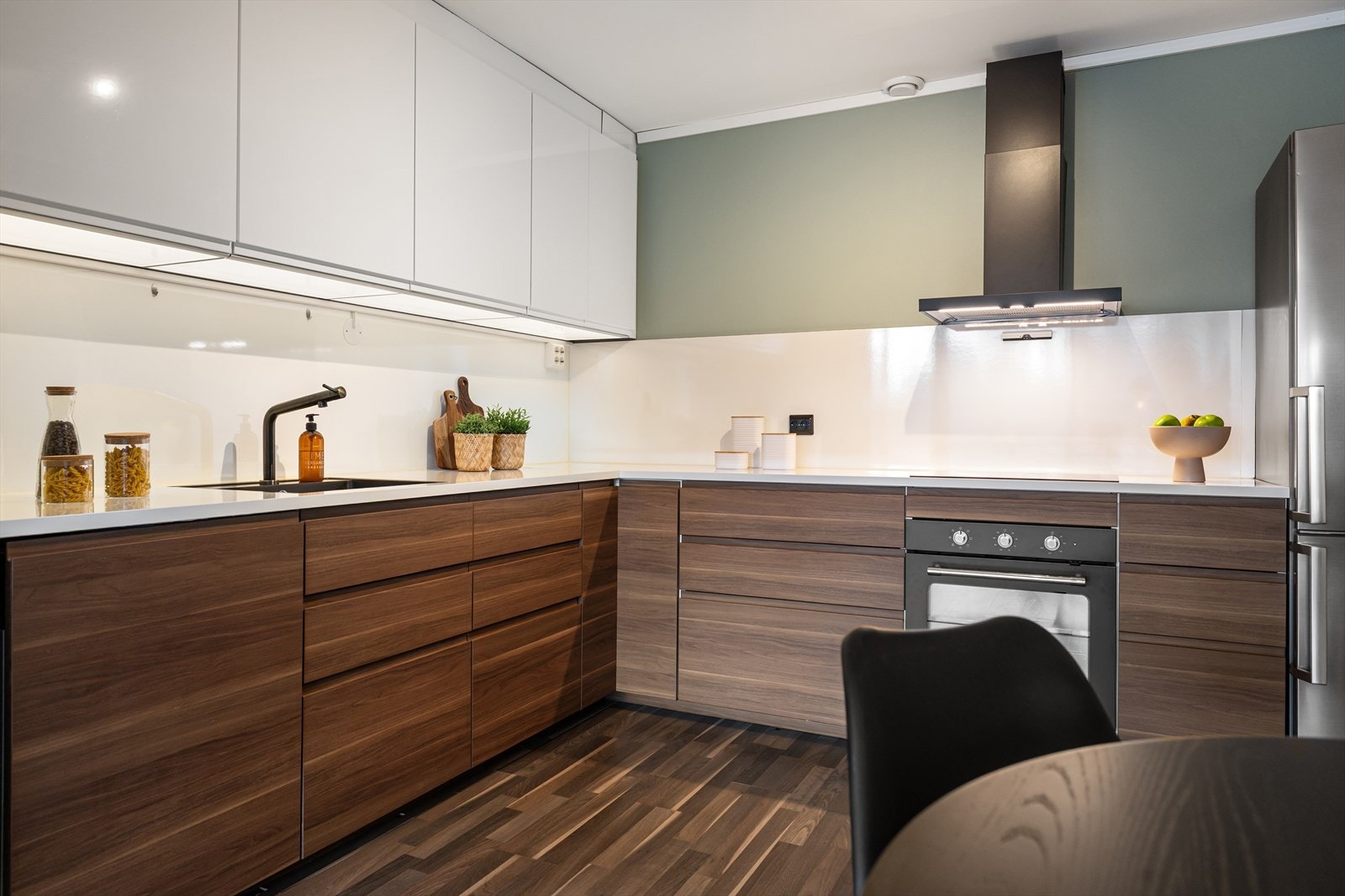 Moderne kjøkkeninnredning fra 2020 med glatte fronter. I 2024 ble det installert komfyrvakt og montert ny induksjonstopp Galleribilde