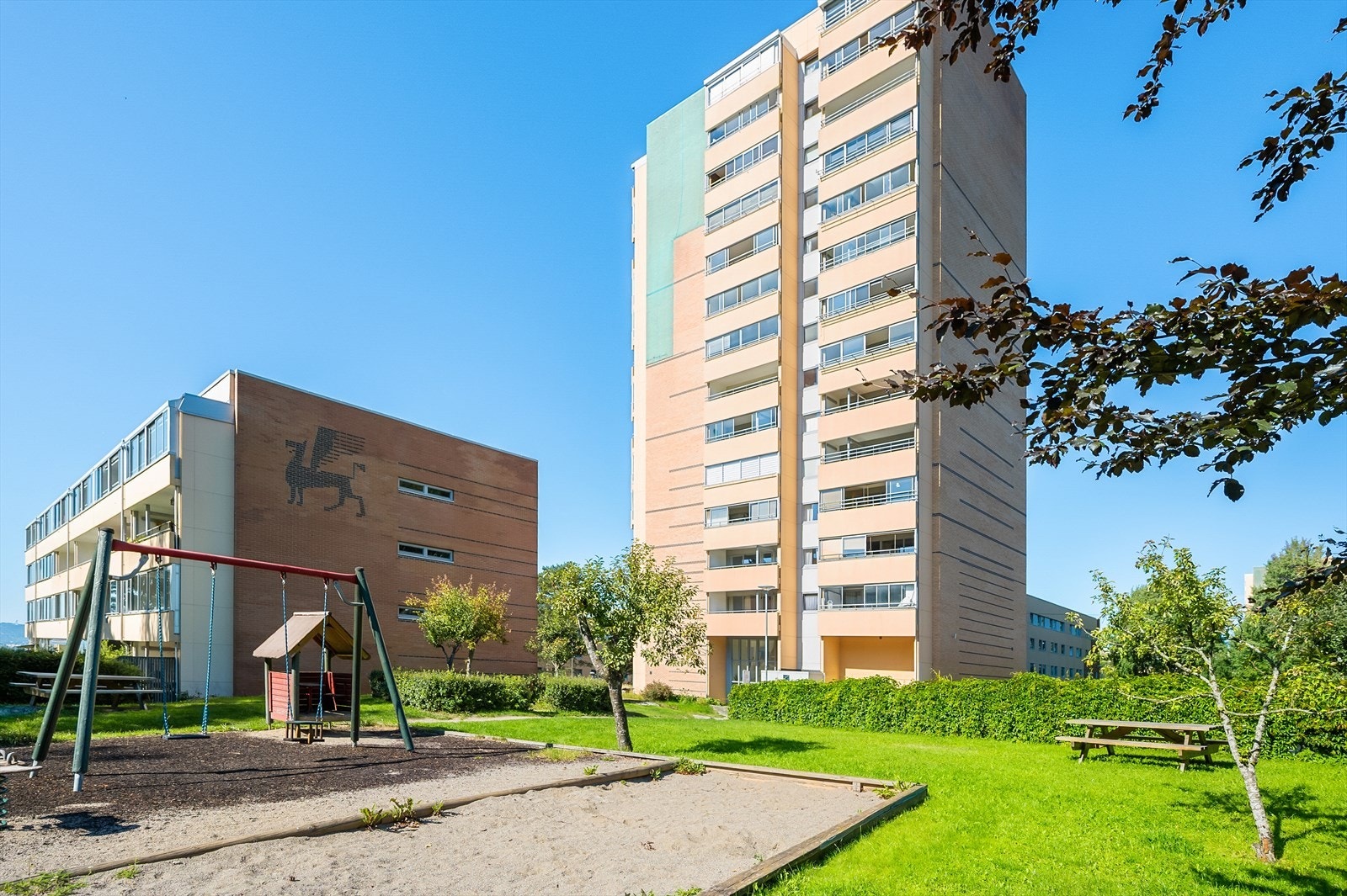 Fellesområder sommerstid | Nærområdet byr på godt oppbygde fellesarealer som skaper barnevennlige omgivelser Galleribilde