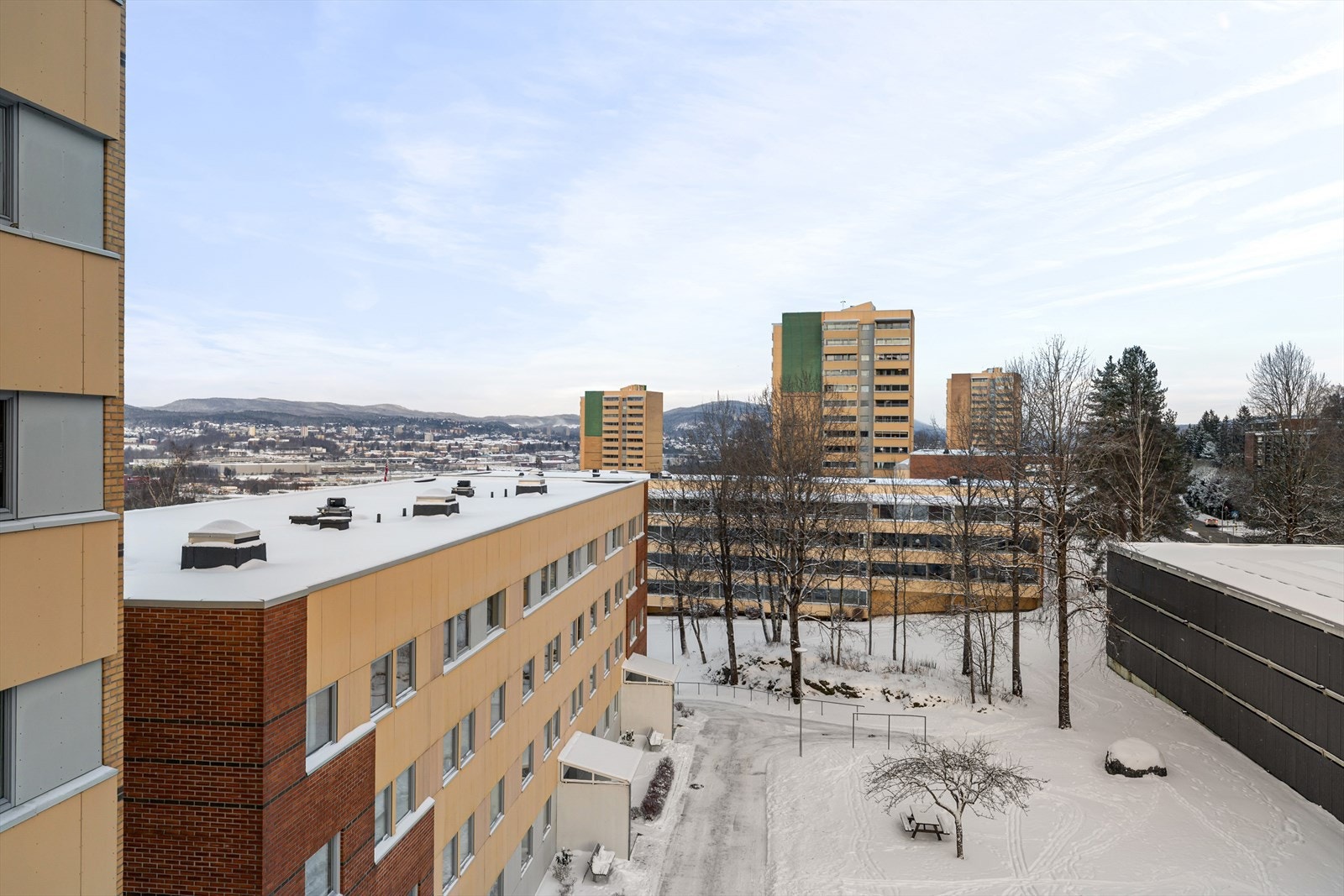 Store vindusflater, gode lysforhold og flott langstrakt utsikt Galleribilde