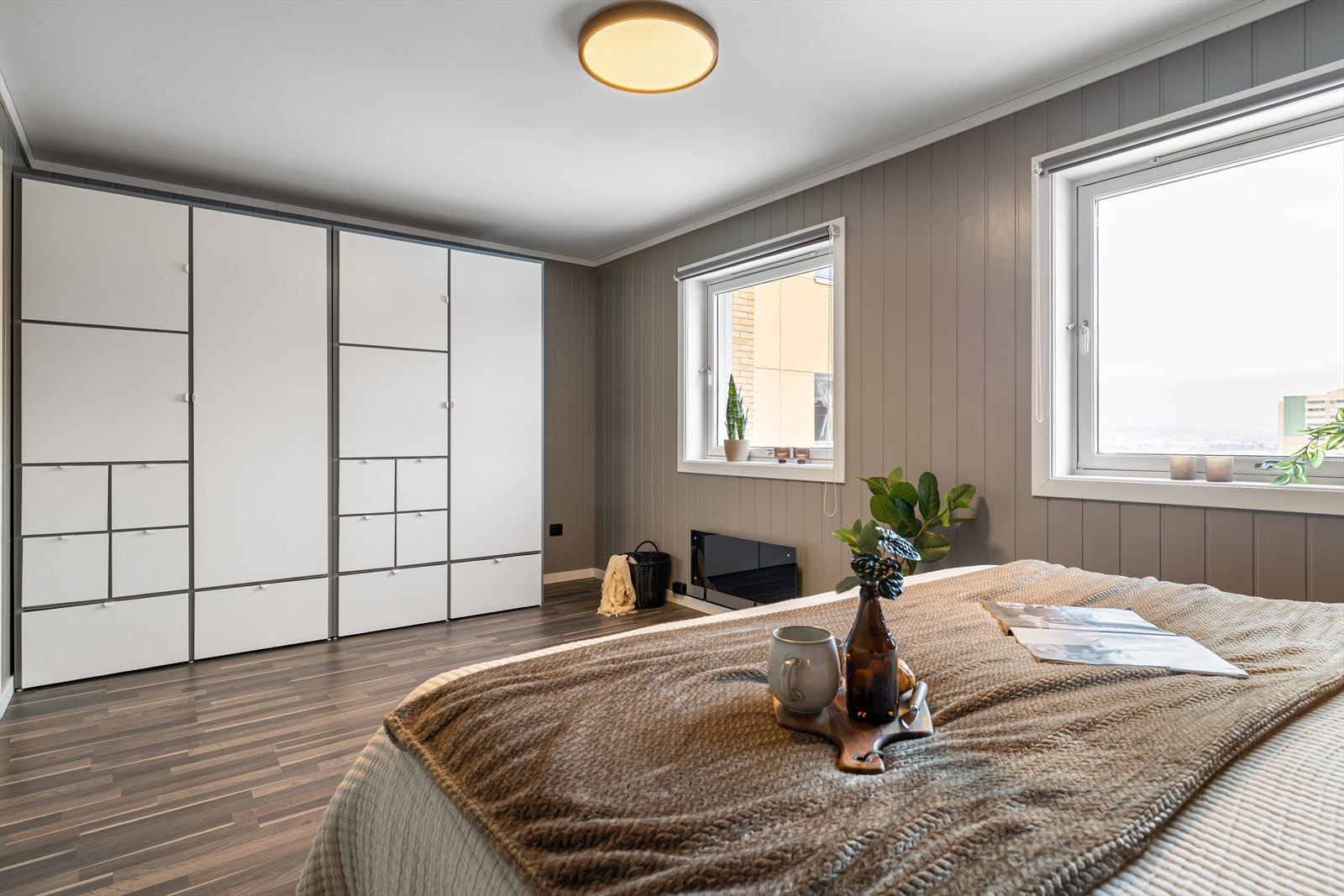 Soverommet har gode møbleringsmuligheter for dobbeltseng, nattbord og kontorpult. Oppbevaringsmuligheter i medfølgende garderobeskap Galleribilde