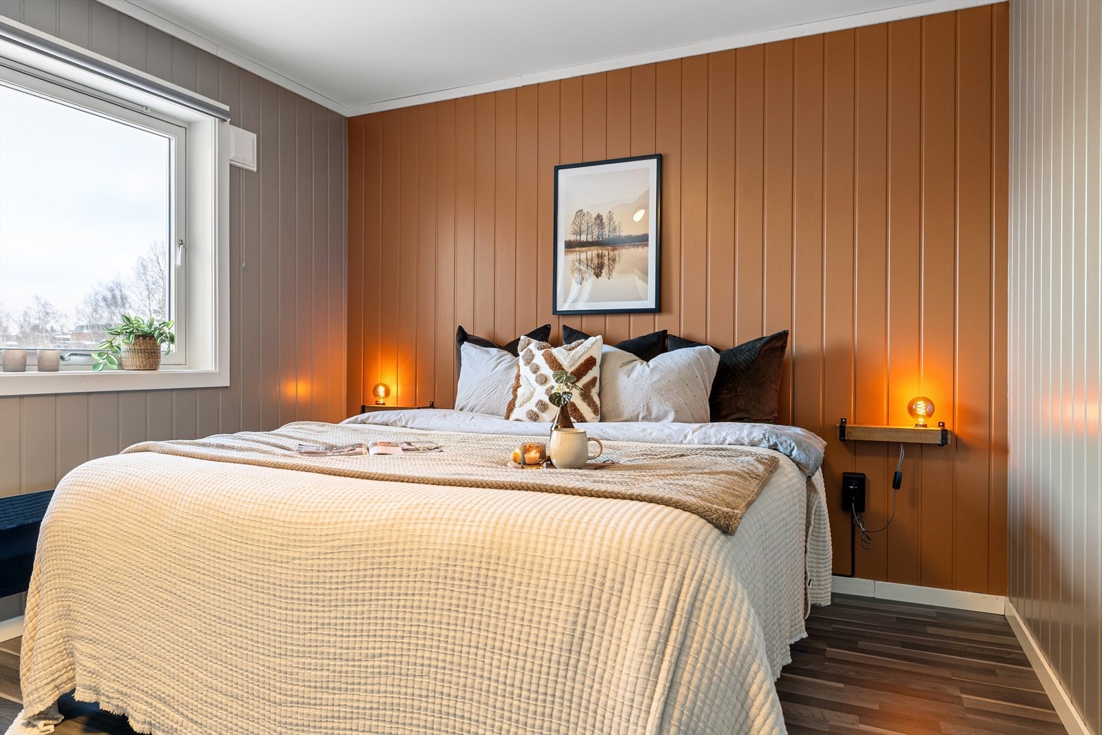 Soverommet har en gjennomtenkt plassering i bygget - skjermet fra den sterkeste solen. Rommet ble sist malt opp i 2023. Samtidig ble det installert USB uttak under vegghengte nattbord Galleribilde