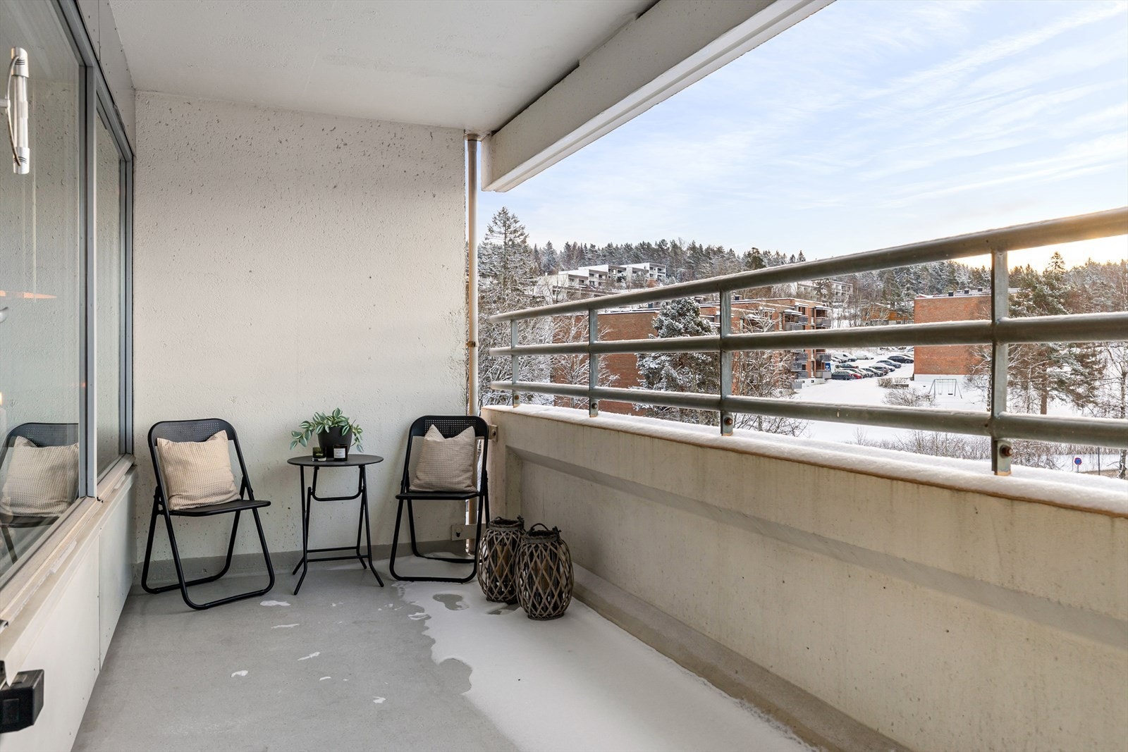 Fra stuen er det utgang til en sydvestvendt balkong med svært gode sol- og utsiktsforhold Galleribilde