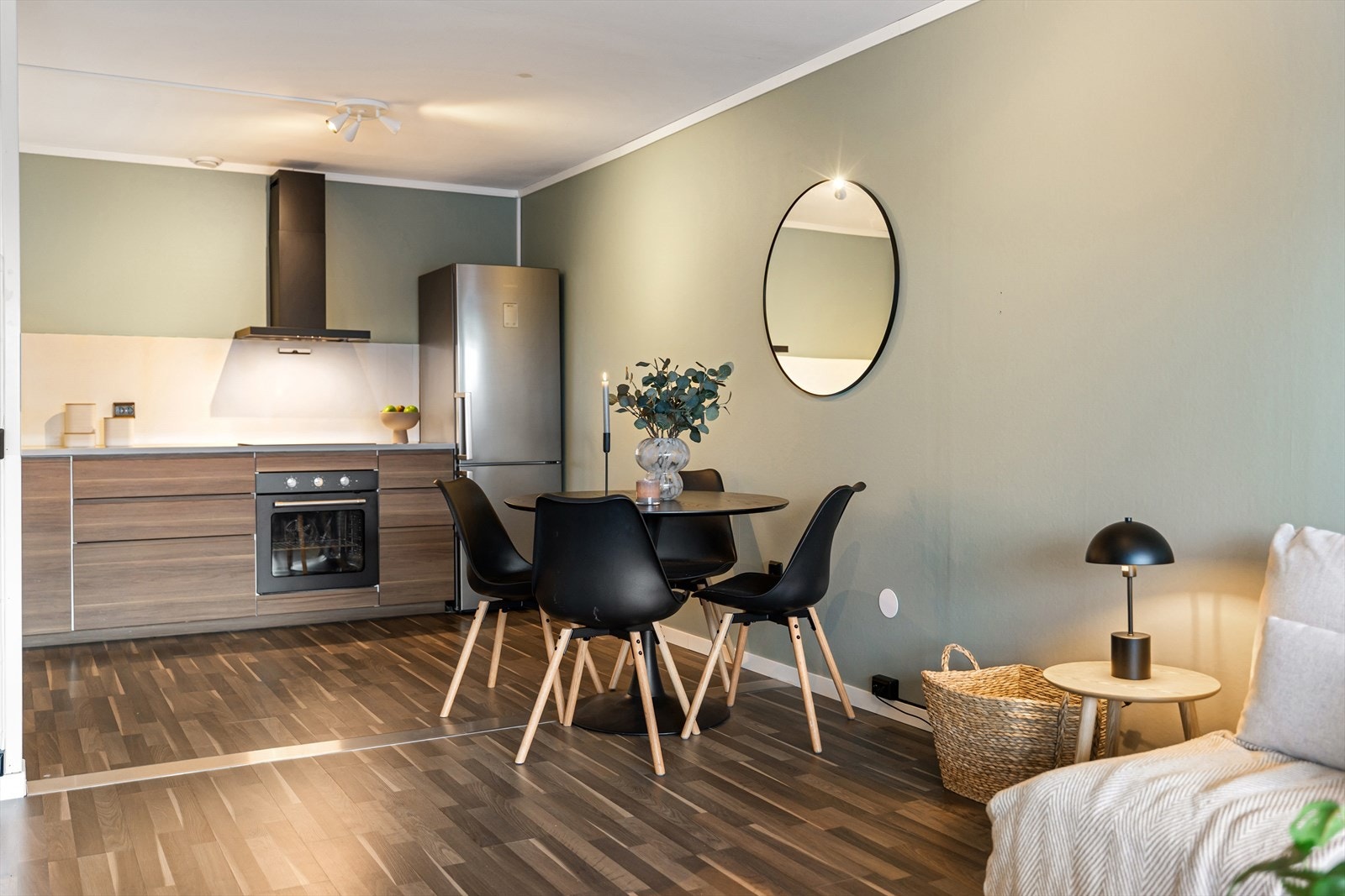 God plass til sofagruppe, spisebord, samt medie- og oppbevaringsløsninger Galleribilde