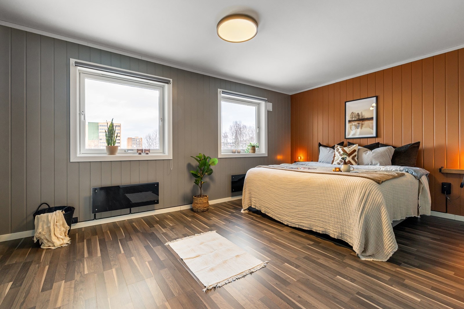 Stort og svalt soverom med masse lys, vendt mot rolige omgivelser. Soverommet er svært romslig, og flere i bygget har valgt å dele rommet i to for å etablere et ekstra soverom Galleribilde