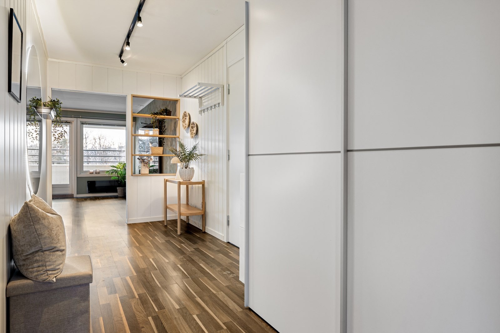 Entreen skaper et godt førsteinntrykk med gjennomgående lys fra stue og soverom. Leiligheten har brann- og lydklassifisert entrédør fra 2020 Galleribilde