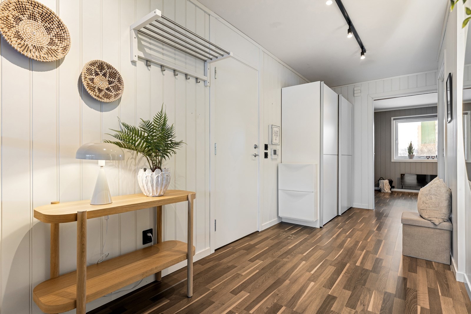 Oppbevaringsmuligheter i skyvedørsgarderobe og plass til ekstra oppbevaringsmøblement. Leiligheten disponerer i tillegg i to boder - én i samme etasje og én i mellometasje Galleribilde