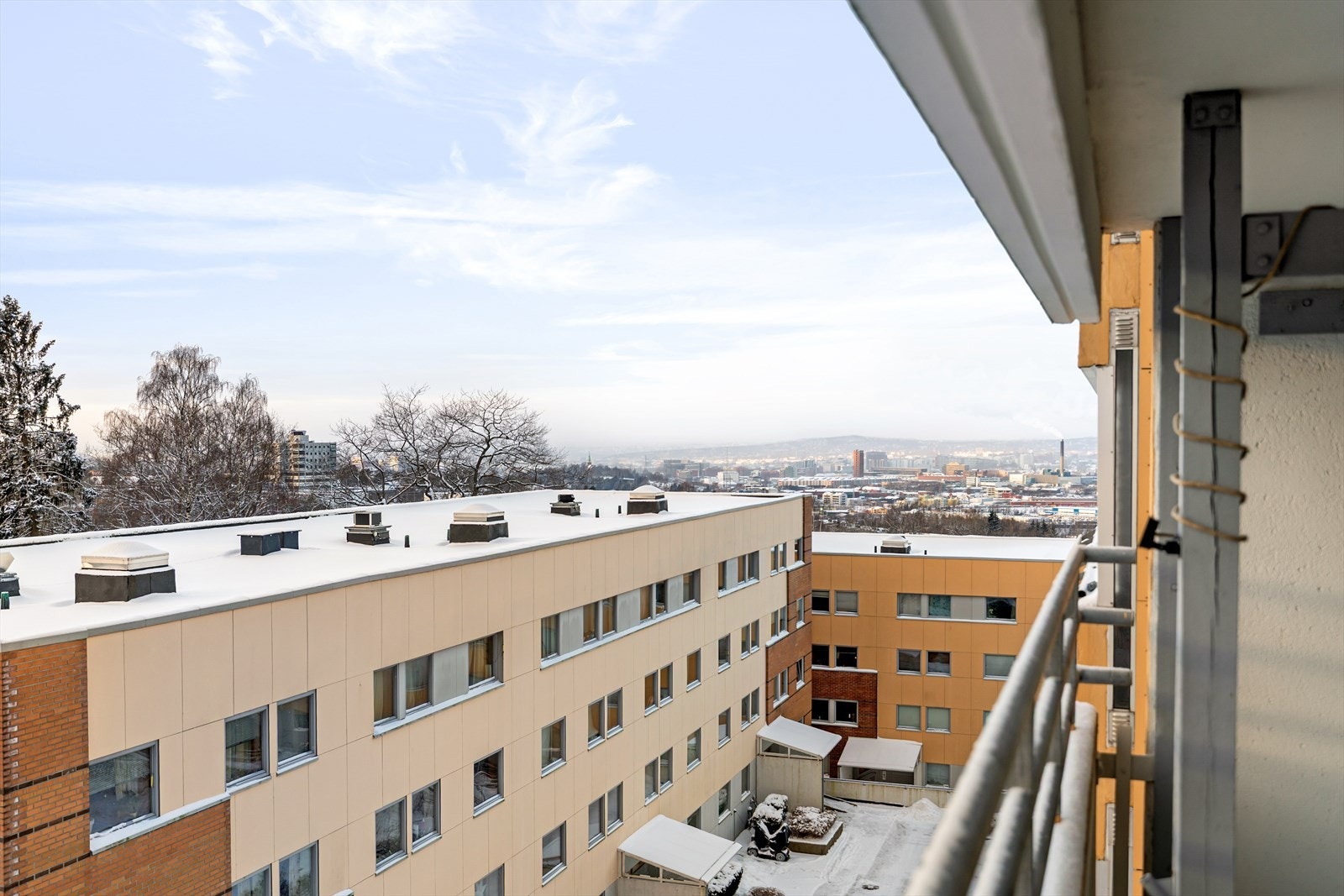 Lys og gjennomgående 2-roms leilighet med solrik balkong, flott utsikt og garasjeplass med elbillader Galleribilde