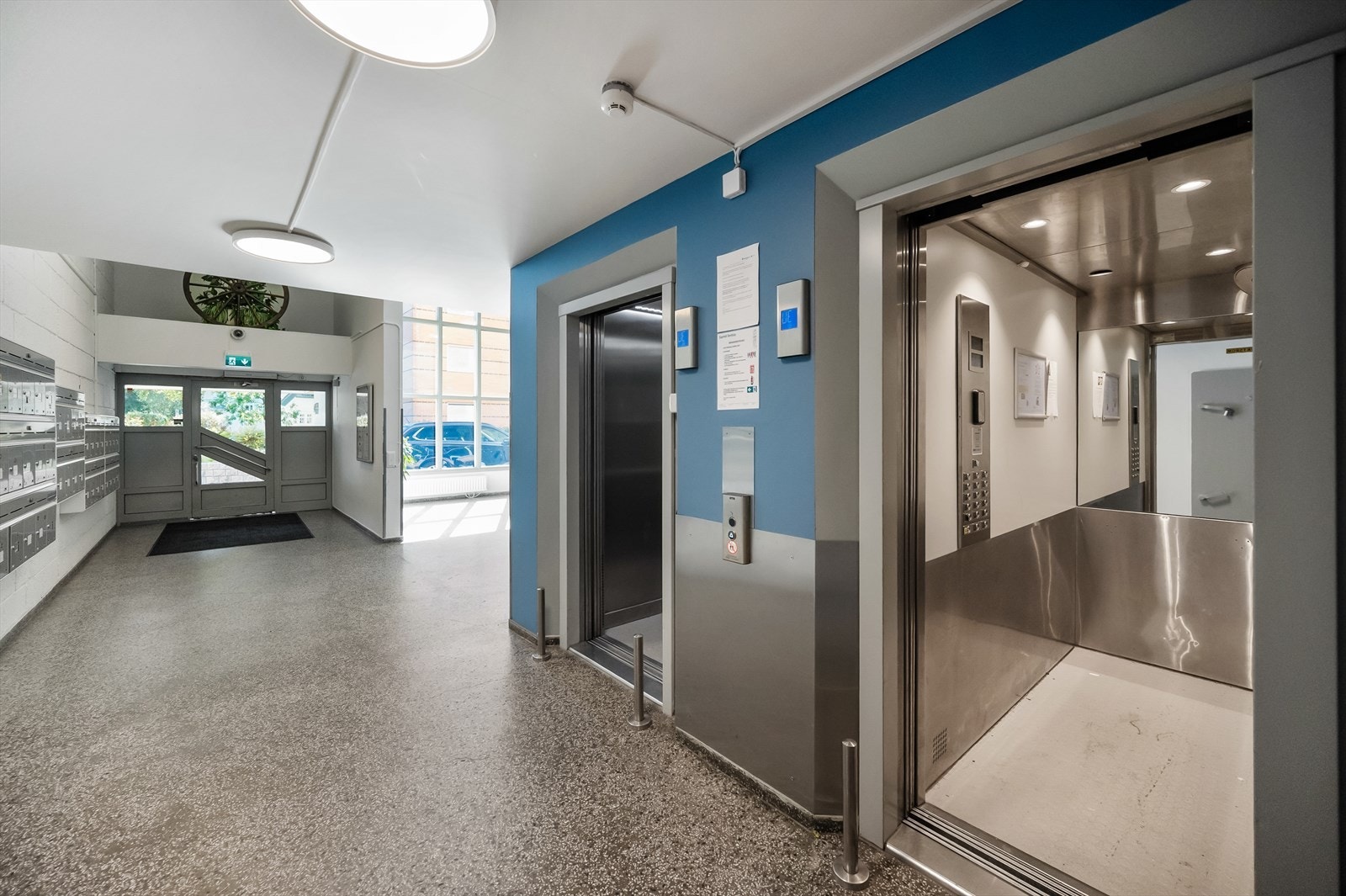 I bygget er det to heiser som tar deg fra bakkeplan og opp til leiligheten Galleribilde