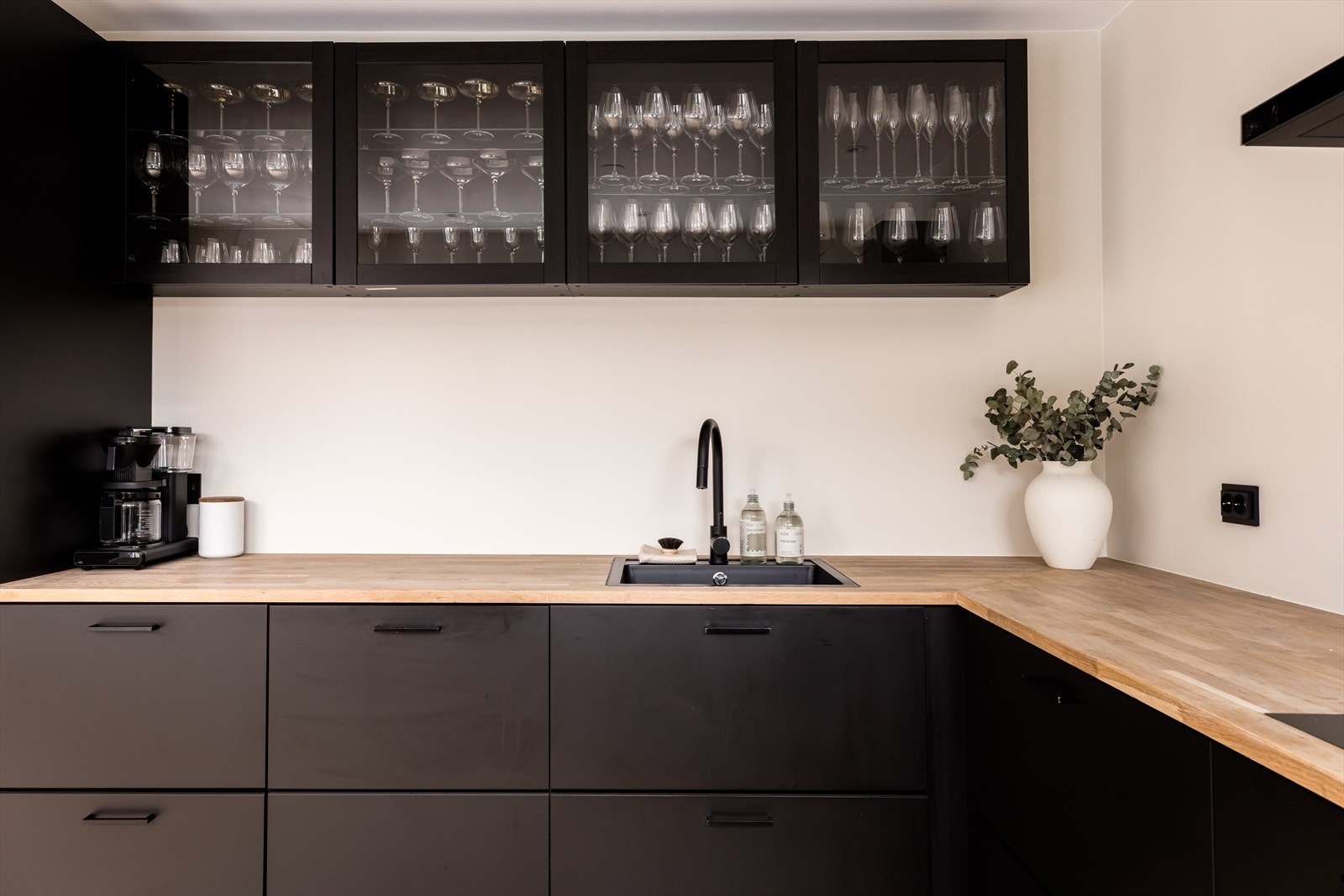 Stilrent IKEA-kjøkken fra 2019 med glatte fronter og heltre benkeplate Galleribilde