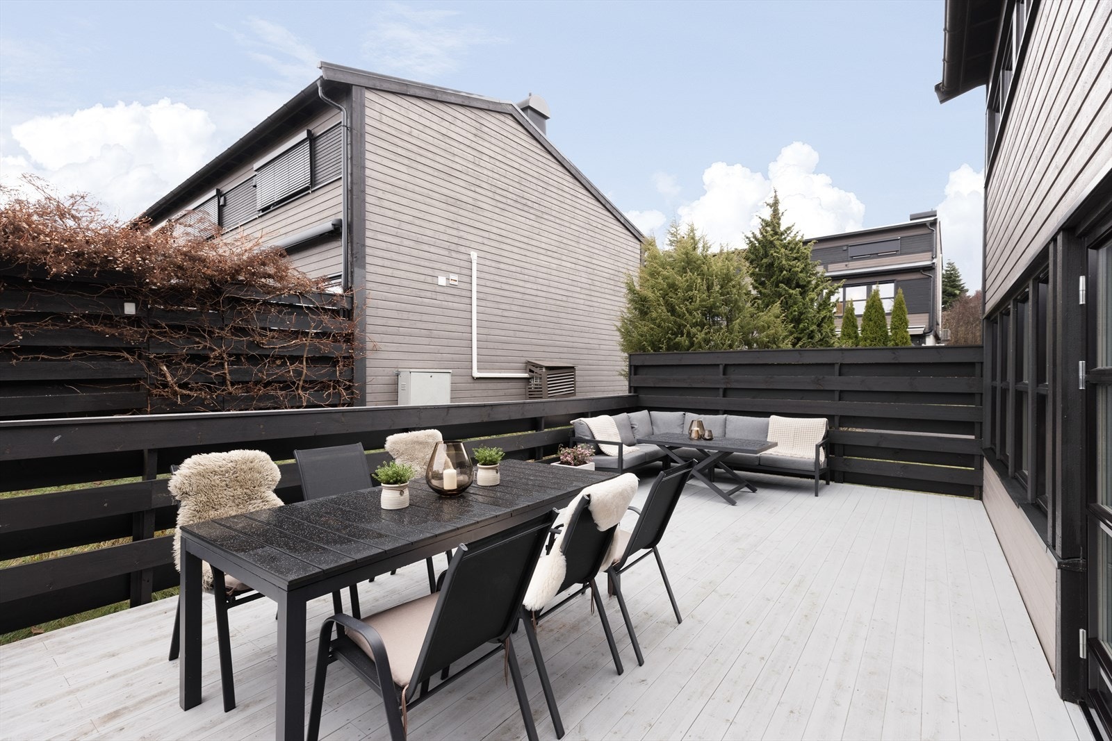 Romslig terrasse med god plass til både spisegruppe og loungemøbler Galleribilde