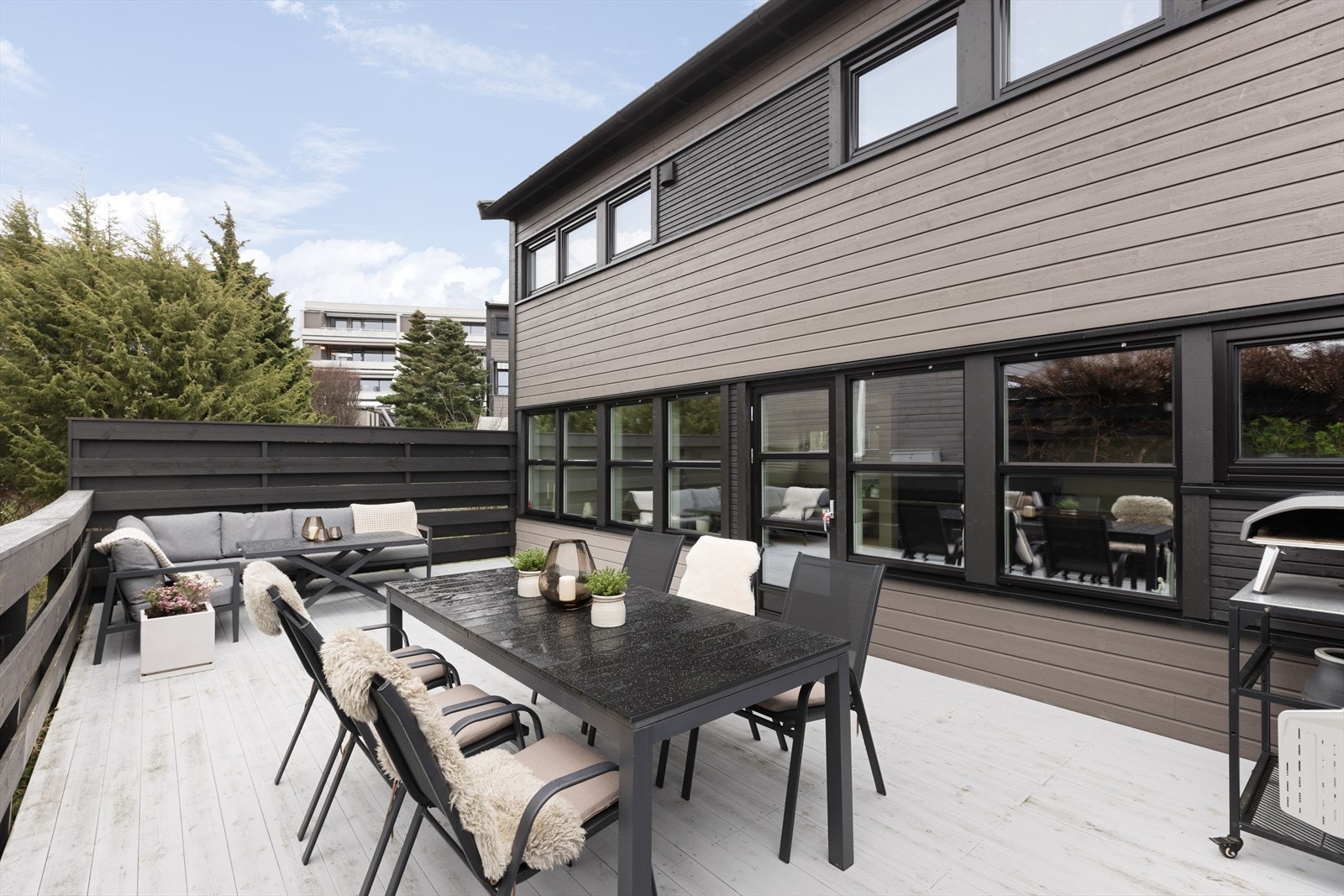 Enderekkehus over to etasjer med gjennomtenkt planløsning, to solrike terrasser, moderne kjøkken fra 2019, bad fra 2020 og garasjeplass med ladeboks. Foto: Scott Kvitberg Galleribilde
