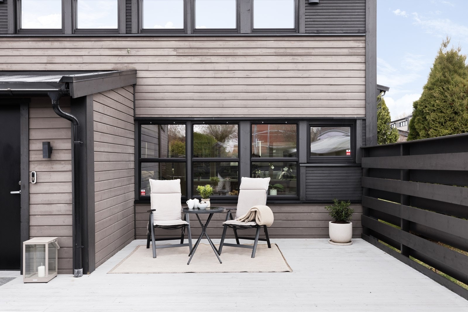 Terrasse både foran og bak boligen gir solforhold gjennom hele dagen Galleribilde