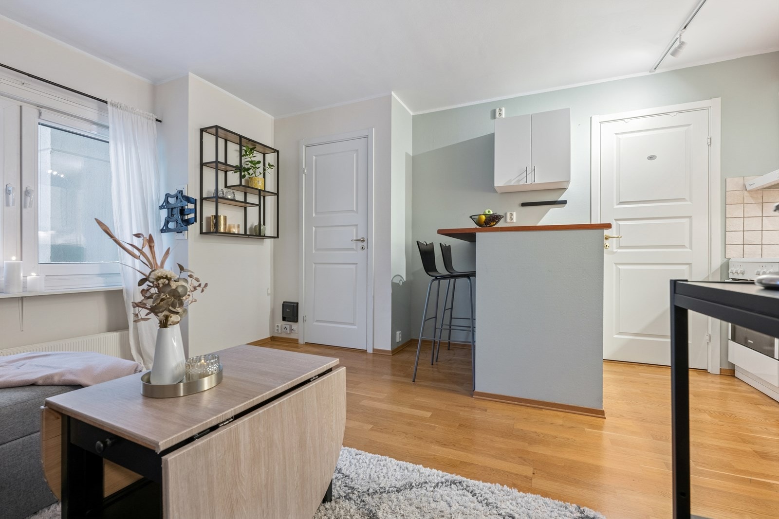 Stue/kjøkken er i en åpen og luftig løsning. Galleribilde