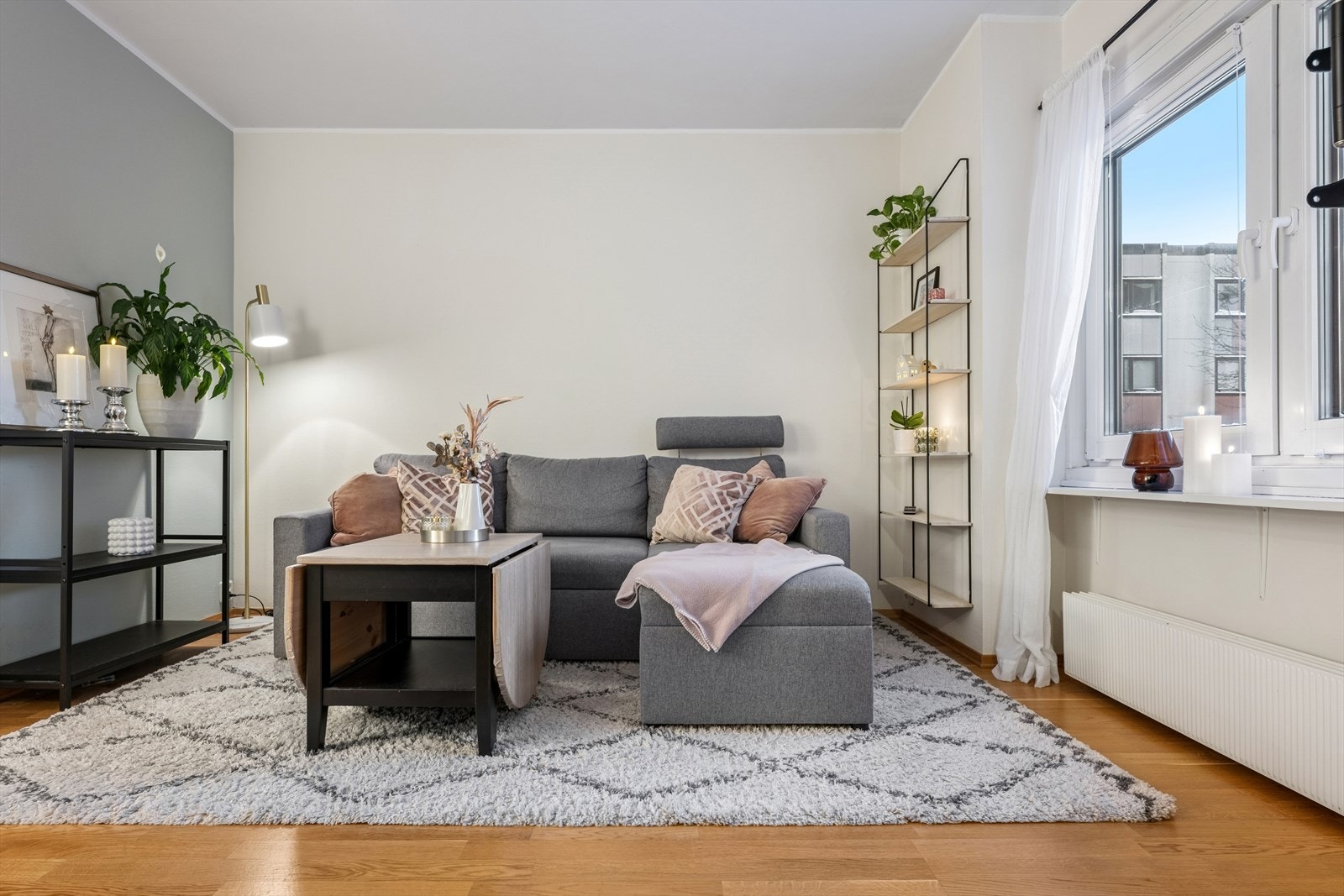 Sofakroken finner fort sin naturlige plass i rommet, og tv-en kan med fordel plasseres mot/på vegg. Galleribilde