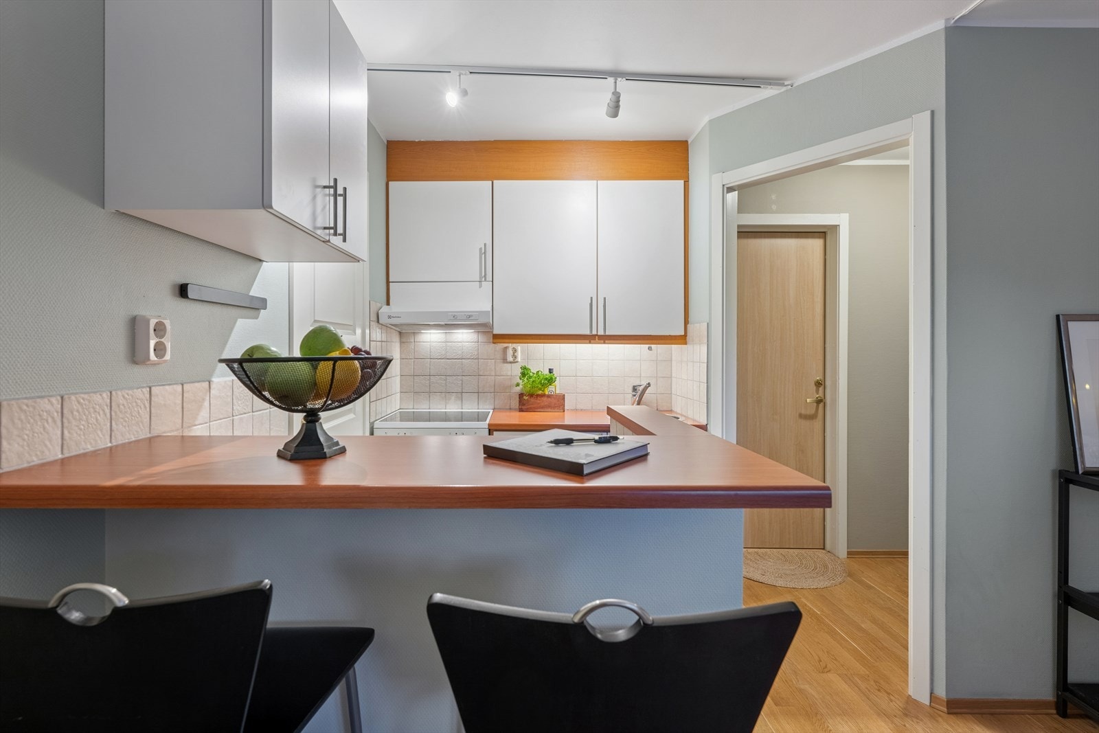 Her har en det som måtte være nødvendig av skap-, skuff- og benkeplass. Galleribilde