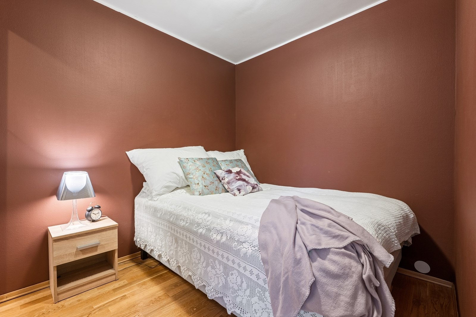 Her er det god plass for dobbeltseng og nattbord. Galleribilde