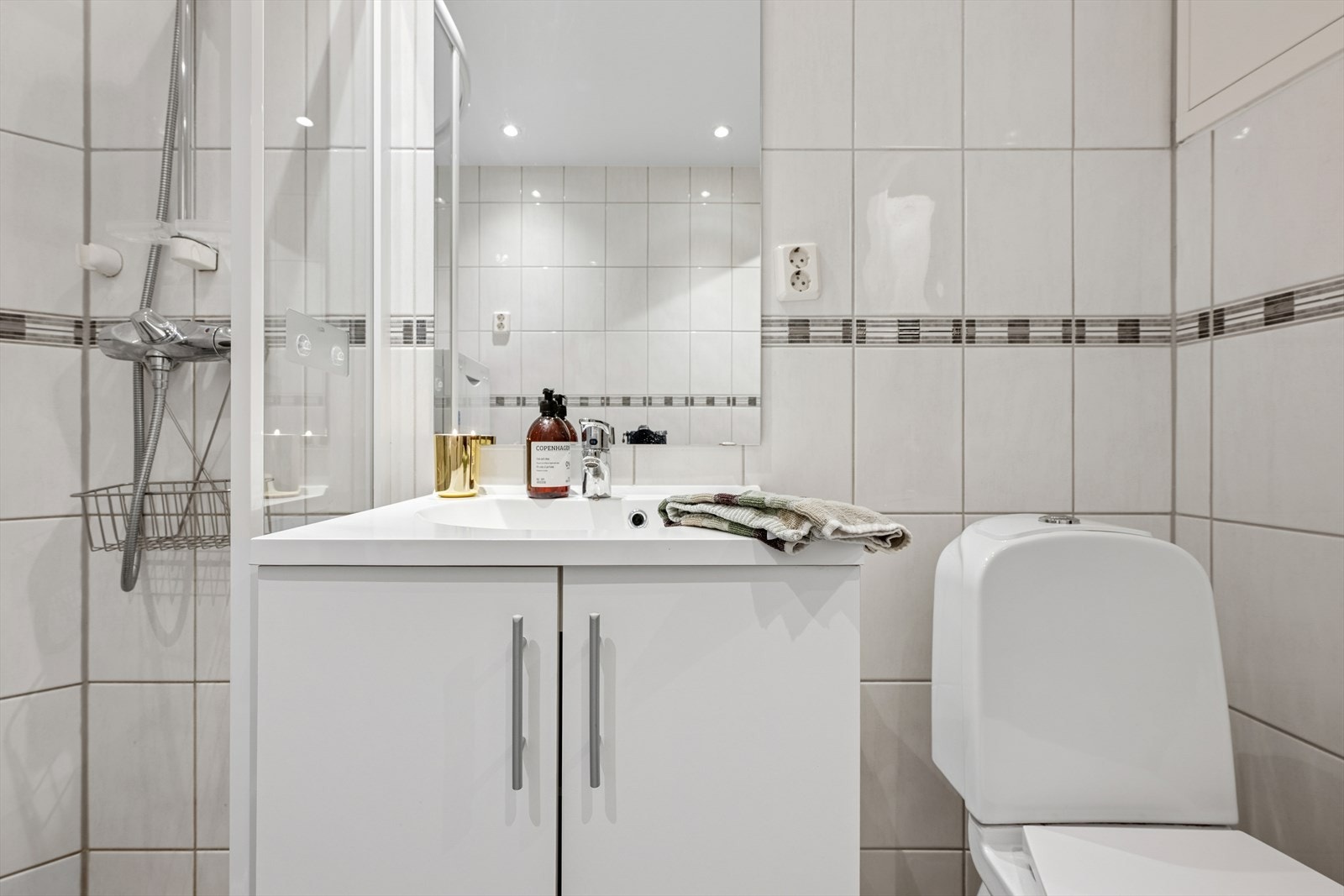 Lys og moderne baderomsinnredning. Galleribilde