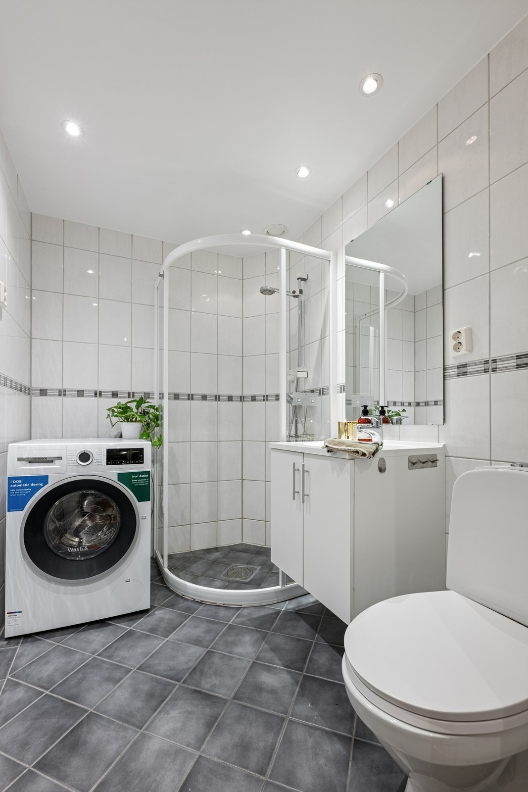 Badet er delikat og har flislagte overflater på gulv og vegger. Galleribilde