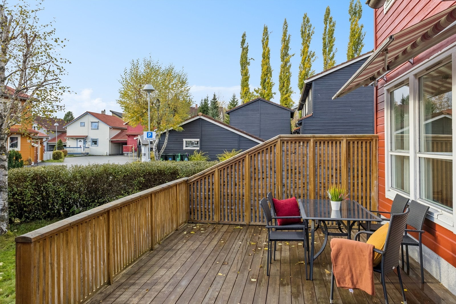 Terrassen vender mot sørvest og byr på god plass til utemøblement. Her kan du nyte gode solforhold fra tidlig morgen til ca. kl. 19:00 ifølge selger. Galleribilde