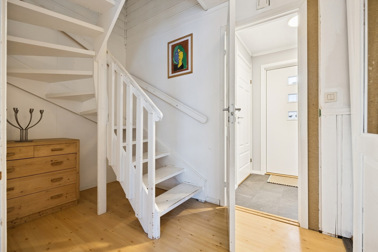 Videre kommer man til en gang på 6,4m² med trapp opp til 2. etasje og tilgang til stue, samt garderobe for ytterligere lagring. Galleribilde